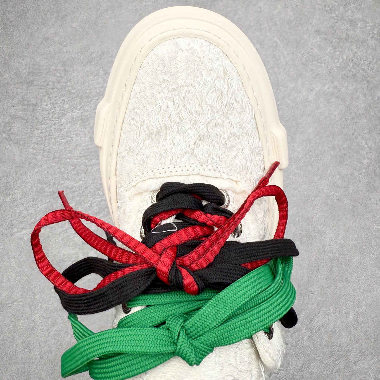 图片[4]-VESSEL × 吴建豪联名 雪花酥Snowflake厚底增高板鞋 ✨ #街头新宠 #甜酷有型 吴建豪亲自操刀设计，用「雪花酥」灵感颠覆传统板鞋基因！ 5cm隐形厚底暗藏心机，显高显腿长✔️ 软弹中底+防滑齿纹，暴走8小时不累脚👟 🎨 𝗖𝗢𝗖𝗛𝗼𝗜𝗰𝗲𝗿 三色狙击审美𝗧𝗼𝘁𝗽𝗼𝗶𝗻𝘁： ▫️「牛乳白」：软糯奶霜包裹鞋身，温柔狙击少女心 ▫️「奥利奥」：经典黑白漩涡纹，永不过时的𝗢𝘂𝘁𝗳𝗶𝘁𝗖位神器 ▫️「黑松露」：哑光麂皮𝗑金属细节，暗黑系𝗚𝗶𝗿𝗹𝗹𝗮𝘇必备𝗚𝗔𝗢级单品 🌟𝗗𝗲𝘀𝗶𝗴𝗻 𝗛𝗶𝗴𝗵𝗹𝗶𝗴𝗵𝘁： ✅解构式绑带𝗑异形后跟，每一步都踩在𝗧𝗼𝘁𝗽𝗼𝗶𝗻𝘁 ✅可拆卸雪花图腾配件，解锁𝟭𝟬𝟬𝟬+种穿搭姿势 ✅3M反光条暗藏𝗦𝗡𝗘𝗔𝗞𝗘𝗥𝗛𝗘𝗔𝗗彩蛋，夜行自带𝗙𝗼𝗰𝘂𝘀光效 尺码：35 36 37 38 39 40 41 42 43 44 45-选品中心