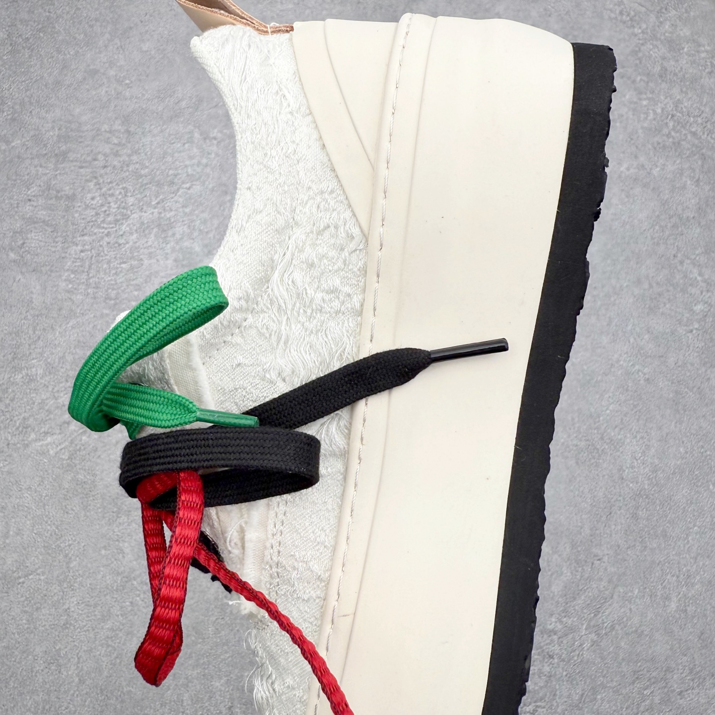 图片[7]-VESSEL × 吴建豪联名 雪花酥Snowflake厚底增高板鞋 ✨ #街头新宠 #甜酷有型 吴建豪亲自操刀设计，用「雪花酥」灵感颠覆传统板鞋基因！ 5cm隐形厚底暗藏心机，显高显腿长✔️ 软弹中底+防滑齿纹，暴走8小时不累脚👟 🎨 𝗖𝗢𝗖𝗛𝗼𝗜𝗰𝗲𝗿 三色狙击审美𝗧𝗼𝘁𝗽𝗼𝗶𝗻𝘁： ▫️「牛乳白」：软糯奶霜包裹鞋身，温柔狙击少女心 ▫️「奥利奥」：经典黑白漩涡纹，永不过时的𝗢𝘂𝘁𝗳𝗶𝘁𝗖位神器 ▫️「黑松露」：哑光麂皮𝗑金属细节，暗黑系𝗚𝗶𝗿𝗹𝗹𝗮𝘇必备𝗚𝗔𝗢级单品 🌟𝗗𝗲𝘀𝗶𝗴𝗻 𝗛𝗶𝗴𝗵𝗹𝗶𝗴𝗵𝘁： ✅解构式绑带𝗑异形后跟，每一步都踩在𝗧𝗼𝘁𝗽𝗼𝗶𝗻𝘁 ✅可拆卸雪花图腾配件，解锁𝟭𝟬𝟬𝟬+种穿搭姿势 ✅3M反光条暗藏𝗦𝗡𝗘𝗔𝗞𝗘𝗥𝗛𝗘𝗔𝗗彩蛋，夜行自带𝗙𝗼𝗰𝘂𝘀光效 尺码：35 36 37 38 39 40 41 42 43 44 45-选品中心