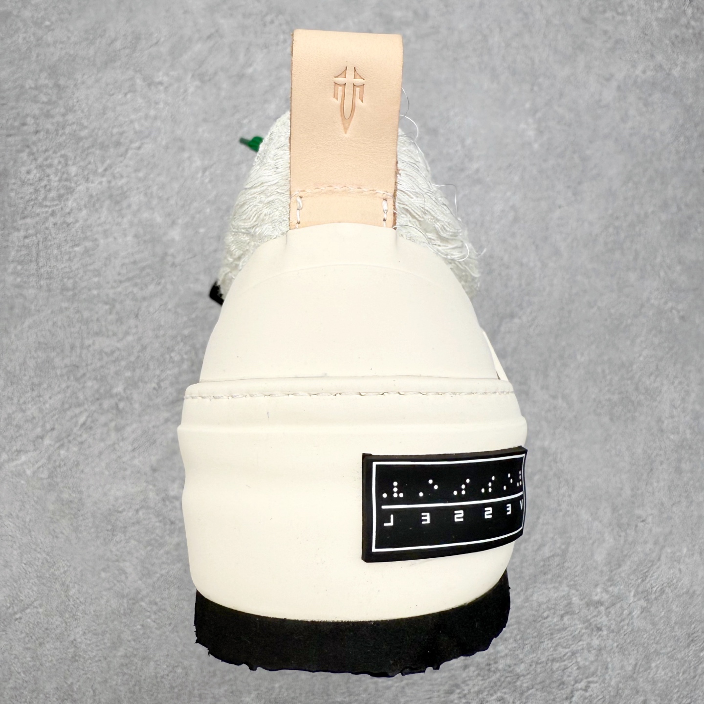 图片[8]-VESSEL × 吴建豪联名 雪花酥Snowflake厚底增高板鞋 ✨ #街头新宠 #甜酷有型 吴建豪亲自操刀设计，用「雪花酥」灵感颠覆传统板鞋基因！ 5cm隐形厚底暗藏心机，显高显腿长✔️ 软弹中底+防滑齿纹，暴走8小时不累脚👟 🎨 𝗖𝗢𝗖𝗛𝗼𝗜𝗰𝗲𝗿 三色狙击审美𝗧𝗼𝘁𝗽𝗼𝗶𝗻𝘁： ▫️「牛乳白」：软糯奶霜包裹鞋身，温柔狙击少女心 ▫️「奥利奥」：经典黑白漩涡纹，永不过时的𝗢𝘂𝘁𝗳𝗶𝘁𝗖位神器 ▫️「黑松露」：哑光麂皮𝗑金属细节，暗黑系𝗚𝗶𝗿𝗹𝗹𝗮𝘇必备𝗚𝗔𝗢级单品 🌟𝗗𝗲𝘀𝗶𝗴𝗻 𝗛𝗶𝗴𝗵𝗹𝗶𝗴𝗵𝘁： ✅解构式绑带𝗑异形后跟，每一步都踩在𝗧𝗼𝘁𝗽𝗼𝗶𝗻𝘁 ✅可拆卸雪花图腾配件，解锁𝟭𝟬𝟬𝟬+种穿搭姿势 ✅3M反光条暗藏𝗦𝗡𝗘𝗔𝗞𝗘𝗥𝗛𝗘𝗔𝗗彩蛋，夜行自带𝗙𝗼𝗰𝘂𝘀光效 尺码：35 36 37 38 39 40 41 42 43 44 45-选品中心