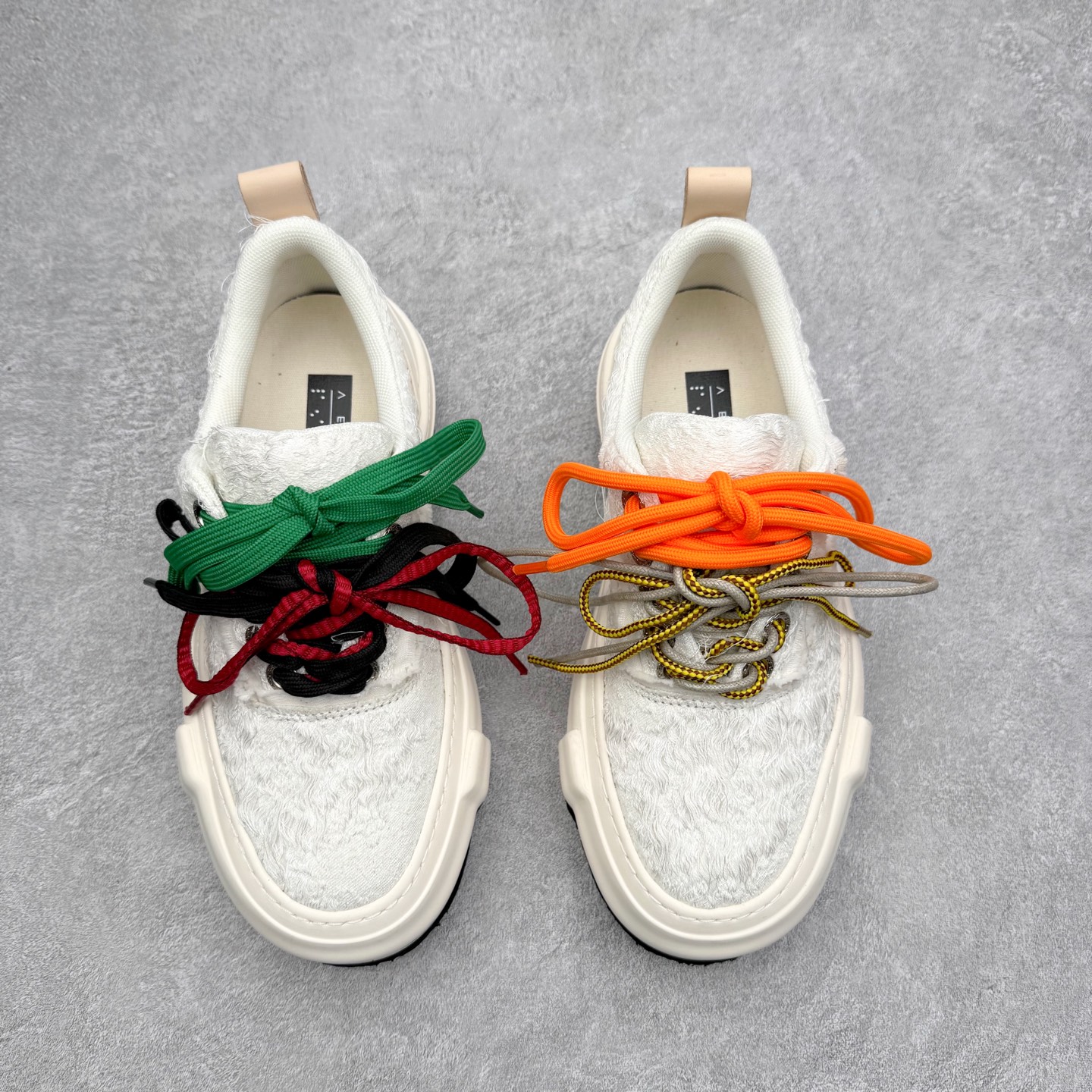 图片[2]-VESSEL × 吴建豪联名 雪花酥Snowflake厚底增高板鞋 ✨ #街头新宠 #甜酷有型 吴建豪亲自操刀设计，用「雪花酥」灵感颠覆传统板鞋基因！ 5cm隐形厚底暗藏心机，显高显腿长✔️ 软弹中底+防滑齿纹，暴走8小时不累脚👟 🎨 𝗖𝗢𝗖𝗛𝗼𝗜𝗰𝗲𝗿 三色狙击审美𝗧𝗼𝘁𝗽𝗼𝗶𝗻𝘁： ▫️「牛乳白」：软糯奶霜包裹鞋身，温柔狙击少女心 ▫️「奥利奥」：经典黑白漩涡纹，永不过时的𝗢𝘂𝘁𝗳𝗶𝘁𝗖位神器 ▫️「黑松露」：哑光麂皮𝗑金属细节，暗黑系𝗚𝗶𝗿𝗹𝗹𝗮𝘇必备𝗚𝗔𝗢级单品 🌟𝗗𝗲𝘀𝗶𝗴𝗻 𝗛𝗶𝗴𝗵𝗹𝗶𝗴𝗵𝘁： ✅解构式绑带𝗑异形后跟，每一步都踩在𝗧𝗼𝘁𝗽𝗼𝗶𝗻𝘁 ✅可拆卸雪花图腾配件，解锁𝟭𝟬𝟬𝟬+种穿搭姿势 ✅3M反光条暗藏𝗦𝗡𝗘𝗔𝗞𝗘𝗥𝗛𝗘𝗔𝗗彩蛋，夜行自带𝗙𝗼𝗰𝘂𝘀光效 尺码：35 36 37 38 39 40 41 42 43 44 45-选品中心