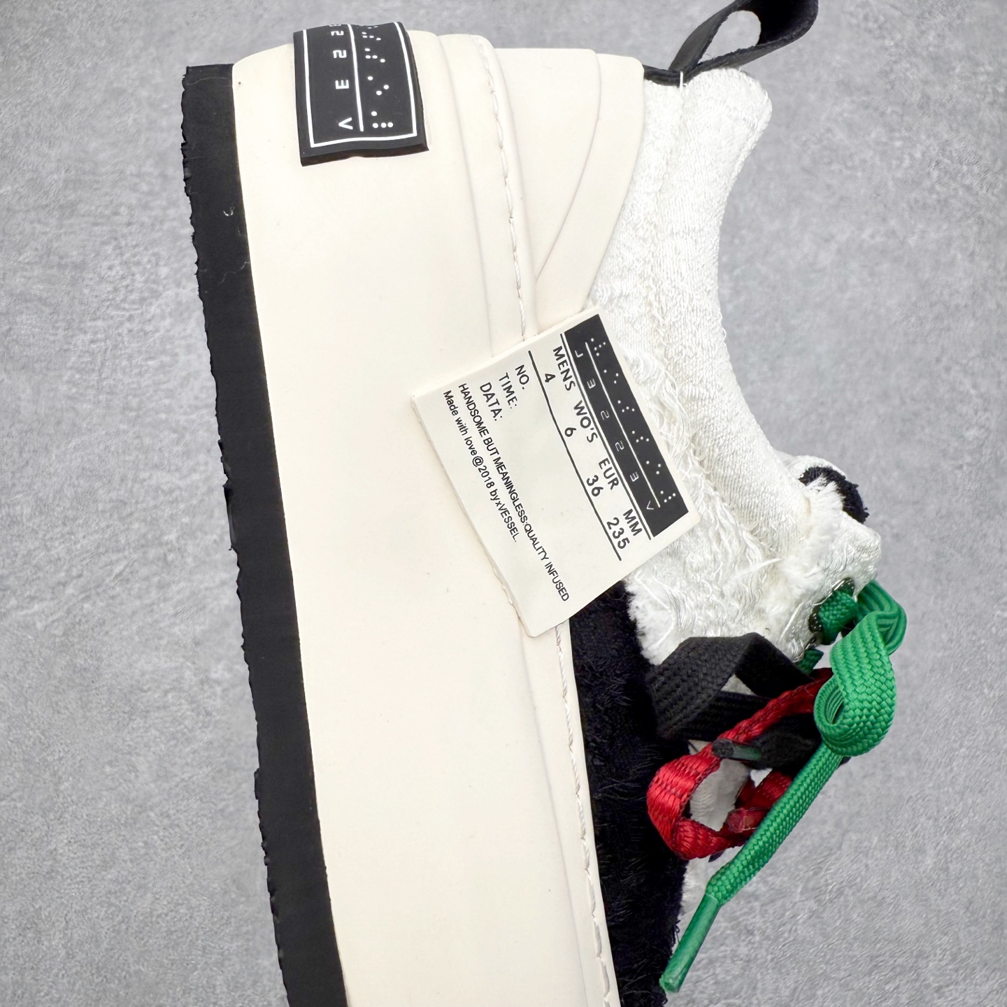 图片[6]-VESSEL × 吴建豪联名 雪花酥Snowflake厚底增高板鞋 ✨ #街头新宠 #甜酷有型 吴建豪亲自操刀设计，用「雪花酥」灵感颠覆传统板鞋基因！ 5cm隐形厚底暗藏心机，显高显腿长✔️ 软弹中底+防滑齿纹，暴走8小时不累脚👟 🎨 𝗖𝗢𝗖𝗛𝗼𝗜𝗰𝗲𝗿 三色狙击审美𝗧𝗼𝘁𝗽𝗼𝗶𝗻𝘁： ▫️「牛乳白」：软糯奶霜包裹鞋身，温柔狙击少女心 ▫️「奥利奥」：经典黑白漩涡纹，永不过时的𝗢𝘂𝘁𝗳𝗶𝘁𝗖位神器 ▫️「黑松露」：哑光麂皮𝗑金属细节，暗黑系𝗚𝗶𝗿𝗹𝗹𝗮𝘇必备𝗚𝗔𝗢级单品 🌟𝗗𝗲𝘀𝗶𝗴𝗻 𝗛𝗶𝗴𝗵𝗹𝗶𝗴𝗵𝘁： ✅解构式绑带𝗑异形后跟，每一步都踩在𝗧𝗼𝘁𝗽𝗼𝗶𝗻𝘁 ✅可拆卸雪花图腾配件，解锁𝟭𝟬𝟬𝟬+种穿搭姿势 ✅3M反光条暗藏𝗦𝗡𝗘𝗔𝗞𝗘𝗥𝗛𝗘𝗔𝗗彩蛋，夜行自带𝗙𝗼𝗰𝘂𝘀光效 尺码：35 36 37 38 39 40 41 42 43 44 45-选品中心