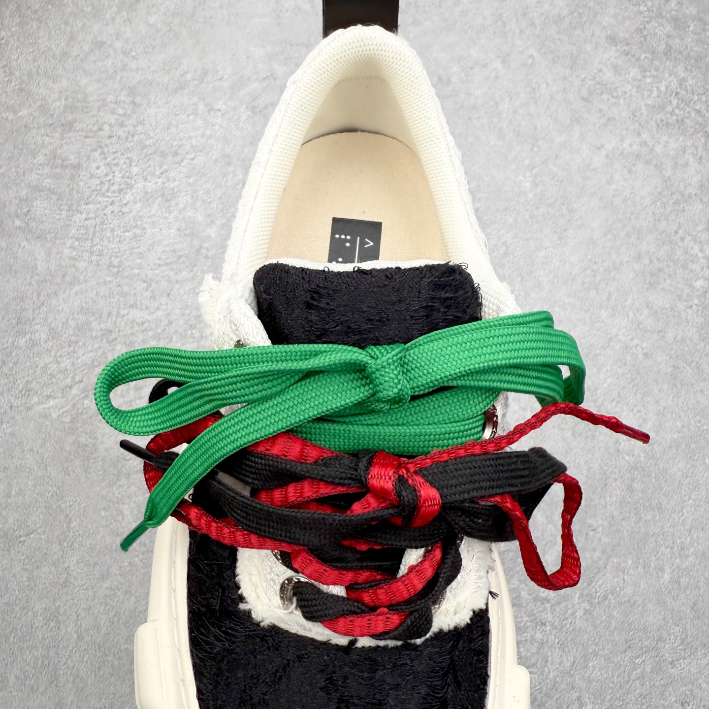 图片[5]-VESSEL × 吴建豪联名 雪花酥Snowflake厚底增高板鞋 ✨ #街头新宠 #甜酷有型 吴建豪亲自操刀设计，用「雪花酥」灵感颠覆传统板鞋基因！ 5cm隐形厚底暗藏心机，显高显腿长✔️ 软弹中底+防滑齿纹，暴走8小时不累脚👟 🎨 𝗖𝗢𝗖𝗛𝗼𝗜𝗰𝗲𝗿 三色狙击审美𝗧𝗼𝘁𝗽𝗼𝗶𝗻𝘁： ▫️「牛乳白」：软糯奶霜包裹鞋身，温柔狙击少女心 ▫️「奥利奥」：经典黑白漩涡纹，永不过时的𝗢𝘂𝘁𝗳𝗶𝘁𝗖位神器 ▫️「黑松露」：哑光麂皮𝗑金属细节，暗黑系𝗚𝗶𝗿𝗹𝗹𝗮𝘇必备𝗚𝗔𝗢级单品 🌟𝗗𝗲𝘀𝗶𝗴𝗻 𝗛𝗶𝗴𝗵𝗹𝗶𝗴𝗵𝘁： ✅解构式绑带𝗑异形后跟，每一步都踩在𝗧𝗼𝘁𝗽𝗼𝗶𝗻𝘁 ✅可拆卸雪花图腾配件，解锁𝟭𝟬𝟬𝟬+种穿搭姿势 ✅3M反光条暗藏𝗦𝗡𝗘𝗔𝗞𝗘𝗥𝗛𝗘𝗔𝗗彩蛋，夜行自带𝗙𝗼𝗰𝘂𝘀光效 尺码：35 36 37 38 39 40 41 42 43 44 45-选品中心