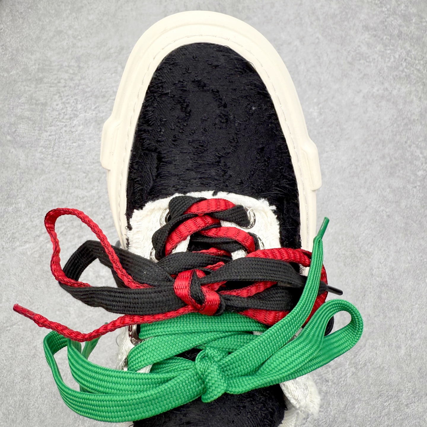 图片[4]-VESSEL × 吴建豪联名 雪花酥Snowflake厚底增高板鞋 ✨ #街头新宠 #甜酷有型 吴建豪亲自操刀设计，用「雪花酥」灵感颠覆传统板鞋基因！ 5cm隐形厚底暗藏心机，显高显腿长✔️ 软弹中底+防滑齿纹，暴走8小时不累脚👟 🎨 𝗖𝗢𝗖𝗛𝗼𝗜𝗰𝗲𝗿 三色狙击审美𝗧𝗼𝘁𝗽𝗼𝗶𝗻𝘁： ▫️「牛乳白」：软糯奶霜包裹鞋身，温柔狙击少女心 ▫️「奥利奥」：经典黑白漩涡纹，永不过时的𝗢𝘂𝘁𝗳𝗶𝘁𝗖位神器 ▫️「黑松露」：哑光麂皮𝗑金属细节，暗黑系𝗚𝗶𝗿𝗹𝗹𝗮𝘇必备𝗚𝗔𝗢级单品 🌟𝗗𝗲𝘀𝗶𝗴𝗻 𝗛𝗶𝗴𝗵𝗹𝗶𝗴𝗵𝘁： ✅解构式绑带𝗑异形后跟，每一步都踩在𝗧𝗼𝘁𝗽𝗼𝗶𝗻𝘁 ✅可拆卸雪花图腾配件，解锁𝟭𝟬𝟬𝟬+种穿搭姿势 ✅3M反光条暗藏𝗦𝗡𝗘𝗔𝗞𝗘𝗥𝗛𝗘𝗔𝗗彩蛋，夜行自带𝗙𝗼𝗰𝘂𝘀光效 尺码：35 36 37 38 39 40 41 42 43 44 45-选品中心