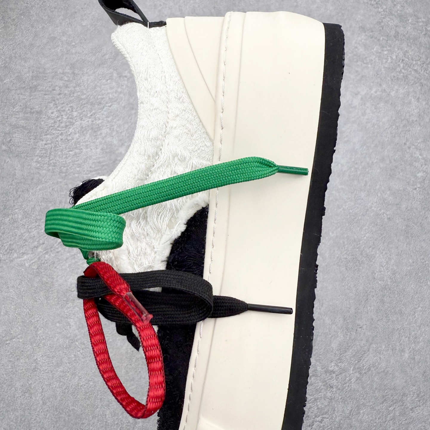 图片[7]-VESSEL × 吴建豪联名 雪花酥Snowflake厚底增高板鞋 ✨ #街头新宠 #甜酷有型 吴建豪亲自操刀设计，用「雪花酥」灵感颠覆传统板鞋基因！ 5cm隐形厚底暗藏心机，显高显腿长✔️ 软弹中底+防滑齿纹，暴走8小时不累脚👟 🎨 𝗖𝗢𝗖𝗛𝗼𝗜𝗰𝗲𝗿 三色狙击审美𝗧𝗼𝘁𝗽𝗼𝗶𝗻𝘁： ▫️「牛乳白」：软糯奶霜包裹鞋身，温柔狙击少女心 ▫️「奥利奥」：经典黑白漩涡纹，永不过时的𝗢𝘂𝘁𝗳𝗶𝘁𝗖位神器 ▫️「黑松露」：哑光麂皮𝗑金属细节，暗黑系𝗚𝗶𝗿𝗹𝗹𝗮𝘇必备𝗚𝗔𝗢级单品 🌟𝗗𝗲𝘀𝗶𝗴𝗻 𝗛𝗶𝗴𝗵𝗹𝗶𝗴𝗵𝘁： ✅解构式绑带𝗑异形后跟，每一步都踩在𝗧𝗼𝘁𝗽𝗼𝗶𝗻𝘁 ✅可拆卸雪花图腾配件，解锁𝟭𝟬𝟬𝟬+种穿搭姿势 ✅3M反光条暗藏𝗦𝗡𝗘𝗔𝗞𝗘𝗥𝗛𝗘𝗔𝗗彩蛋，夜行自带𝗙𝗼𝗰𝘂𝘀光效 尺码：35 36 37 38 39 40 41 42 43 44 45-选品中心