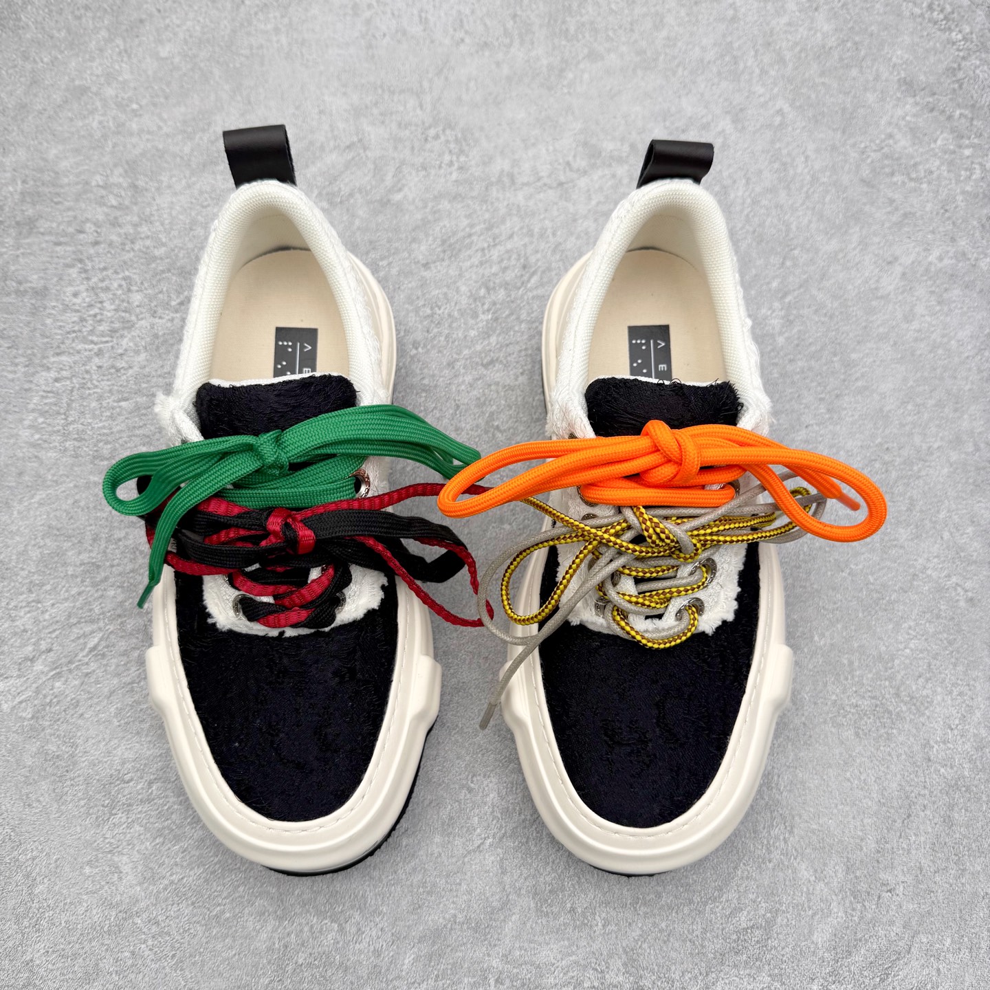 图片[2]-VESSEL × 吴建豪联名 雪花酥Snowflake厚底增高板鞋 ✨ #街头新宠 #甜酷有型 吴建豪亲自操刀设计，用「雪花酥」灵感颠覆传统板鞋基因！ 5cm隐形厚底暗藏心机，显高显腿长✔️ 软弹中底+防滑齿纹，暴走8小时不累脚👟 🎨 𝗖𝗢𝗖𝗛𝗼𝗜𝗰𝗲𝗿 三色狙击审美𝗧𝗼𝘁𝗽𝗼𝗶𝗻𝘁： ▫️「牛乳白」：软糯奶霜包裹鞋身，温柔狙击少女心 ▫️「奥利奥」：经典黑白漩涡纹，永不过时的𝗢𝘂𝘁𝗳𝗶𝘁𝗖位神器 ▫️「黑松露」：哑光麂皮𝗑金属细节，暗黑系𝗚𝗶𝗿𝗹𝗹𝗮𝘇必备𝗚𝗔𝗢级单品 🌟𝗗𝗲𝘀𝗶𝗴𝗻 𝗛𝗶𝗴𝗵𝗹𝗶𝗴𝗵𝘁： ✅解构式绑带𝗑异形后跟，每一步都踩在𝗧𝗼𝘁𝗽𝗼𝗶𝗻𝘁 ✅可拆卸雪花图腾配件，解锁𝟭𝟬𝟬𝟬+种穿搭姿势 ✅3M反光条暗藏𝗦𝗡𝗘𝗔𝗞𝗘𝗥𝗛𝗘𝗔𝗗彩蛋，夜行自带𝗙𝗼𝗰𝘂𝘀光效 尺码：35 36 37 38 39 40 41 42 43 44 45-选品中心