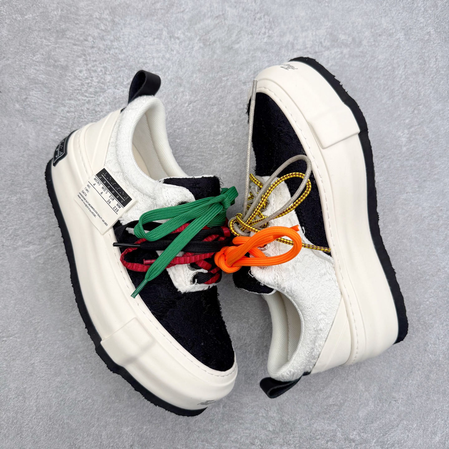 图片[3]-VESSEL × 吴建豪联名 雪花酥Snowflake厚底增高板鞋 ✨ #街头新宠 #甜酷有型 吴建豪亲自操刀设计，用「雪花酥」灵感颠覆传统板鞋基因！ 5cm隐形厚底暗藏心机，显高显腿长✔️ 软弹中底+防滑齿纹，暴走8小时不累脚👟 🎨 𝗖𝗢𝗖𝗛𝗼𝗜𝗰𝗲𝗿 三色狙击审美𝗧𝗼𝘁𝗽𝗼𝗶𝗻𝘁： ▫️「牛乳白」：软糯奶霜包裹鞋身，温柔狙击少女心 ▫️「奥利奥」：经典黑白漩涡纹，永不过时的𝗢𝘂𝘁𝗳𝗶𝘁𝗖位神器 ▫️「黑松露」：哑光麂皮𝗑金属细节，暗黑系𝗚𝗶𝗿𝗹𝗹𝗮𝘇必备𝗚𝗔𝗢级单品 🌟𝗗𝗲𝘀𝗶𝗴𝗻 𝗛𝗶𝗴𝗵𝗹𝗶𝗴𝗵𝘁： ✅解构式绑带𝗑异形后跟，每一步都踩在𝗧𝗼𝘁𝗽𝗼𝗶𝗻𝘁 ✅可拆卸雪花图腾配件，解锁𝟭𝟬𝟬𝟬+种穿搭姿势 ✅3M反光条暗藏𝗦𝗡𝗘𝗔𝗞𝗘𝗥𝗛𝗘𝗔𝗗彩蛋，夜行自带𝗙𝗼𝗰𝘂𝘀光效 尺码：35 36 37 38 39 40 41 42 43 44 45-选品中心