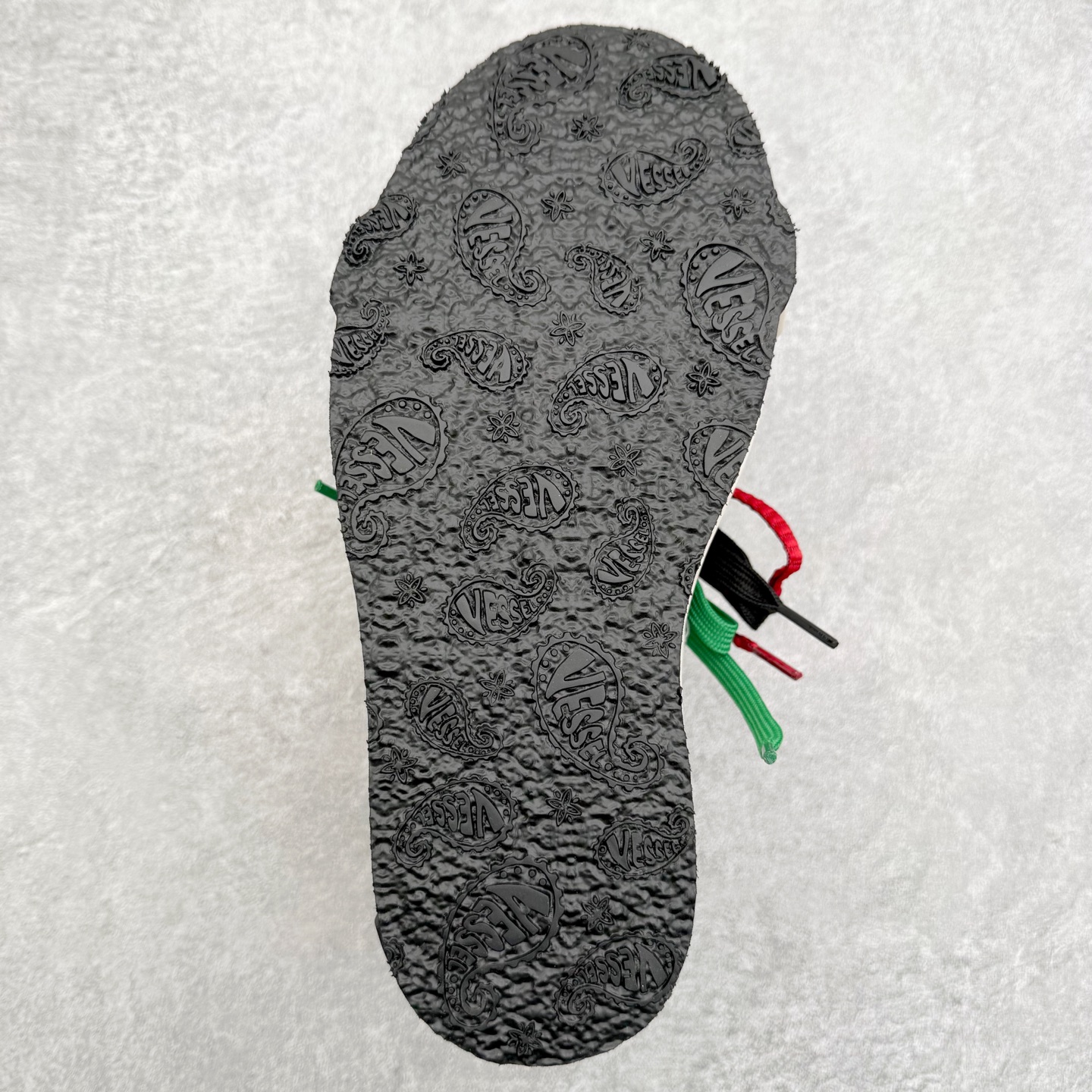 图片[9]-VESSEL × 吴建豪联名 雪花酥Snowflake厚底增高板鞋 ✨ #街头新宠 #甜酷有型 吴建豪亲自操刀设计，用「雪花酥」灵感颠覆传统板鞋基因！ 5cm隐形厚底暗藏心机，显高显腿长✔️ 软弹中底+防滑齿纹，暴走8小时不累脚👟 🎨 𝗖𝗢𝗖𝗛𝗼𝗜𝗰𝗲𝗿 三色狙击审美𝗧𝗼𝘁𝗽𝗼𝗶𝗻𝘁： ▫️「牛乳白」：软糯奶霜包裹鞋身，温柔狙击少女心 ▫️「奥利奥」：经典黑白漩涡纹，永不过时的𝗢𝘂𝘁𝗳𝗶𝘁𝗖位神器 ▫️「黑松露」：哑光麂皮𝗑金属细节，暗黑系𝗚𝗶𝗿𝗹𝗹𝗮𝘇必备𝗚𝗔𝗢级单品 🌟𝗗𝗲𝘀𝗶𝗴𝗻 𝗛𝗶𝗴𝗵𝗹𝗶𝗴𝗵𝘁： ✅解构式绑带𝗑异形后跟，每一步都踩在𝗧𝗼𝘁𝗽𝗼𝗶𝗻𝘁 ✅可拆卸雪花图腾配件，解锁𝟭𝟬𝟬𝟬+种穿搭姿势 ✅3M反光条暗藏𝗦𝗡𝗘𝗔𝗞𝗘𝗥𝗛𝗘𝗔𝗗彩蛋，夜行自带𝗙𝗼𝗰𝘂𝘀光效 尺码：35 36 37 38 39 40 41 42 43 44 45-选品中心