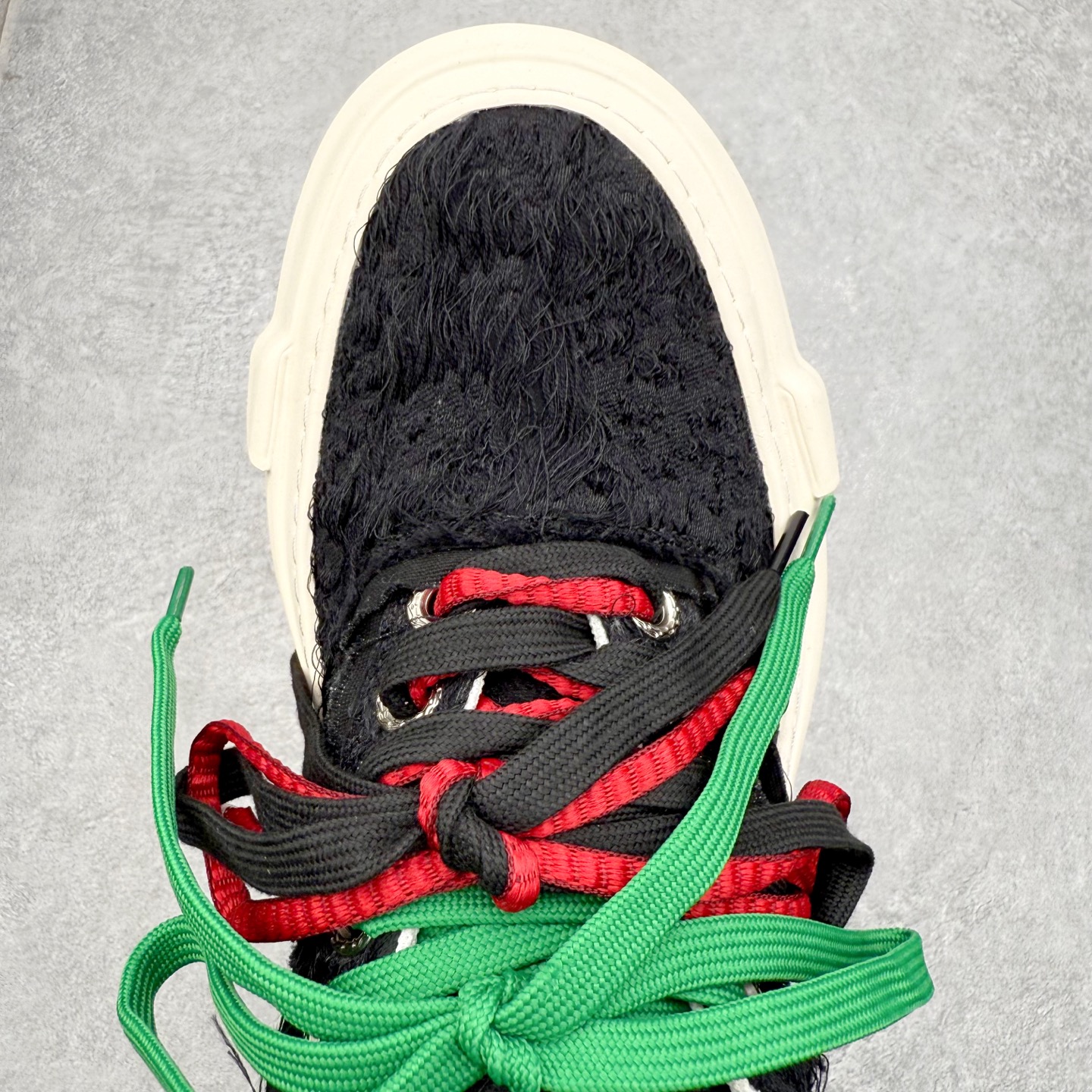 图片[4]-VESSEL × 吴建豪联名 雪花酥Snowflake厚底增高板鞋 ✨ #街头新宠 #甜酷有型 吴建豪亲自操刀设计，用「雪花酥」灵感颠覆传统板鞋基因！ 5cm隐形厚底暗藏心机，显高显腿长✔️ 软弹中底+防滑齿纹，暴走8小时不累脚👟 🎨 𝗖𝗢𝗖𝗛𝗼𝗜𝗰𝗲𝗿 三色狙击审美𝗧𝗼𝘁𝗽𝗼𝗶𝗻𝘁： ▫️「牛乳白」：软糯奶霜包裹鞋身，温柔狙击少女心 ▫️「奥利奥」：经典黑白漩涡纹，永不过时的𝗢𝘂𝘁𝗳𝗶𝘁𝗖位神器 ▫️「黑松露」：哑光麂皮𝗑金属细节，暗黑系𝗚𝗶𝗿𝗹𝗹𝗮𝘇必备𝗚𝗔𝗢级单品 🌟𝗗𝗲𝘀𝗶𝗴𝗻 𝗛𝗶𝗴𝗵𝗹𝗶𝗴𝗵𝘁： ✅解构式绑带𝗑异形后跟，每一步都踩在𝗧𝗼𝘁𝗽𝗼𝗶𝗻𝘁 ✅可拆卸雪花图腾配件，解锁𝟭𝟬𝟬𝟬+种穿搭姿势 ✅3M反光条暗藏𝗦𝗡𝗘𝗔𝗞𝗘𝗥𝗛𝗘𝗔𝗗彩蛋，夜行自带𝗙𝗼𝗰𝘂𝘀光效 尺码：35 36 37 38 39 40 41 42 43 44 45-选品中心