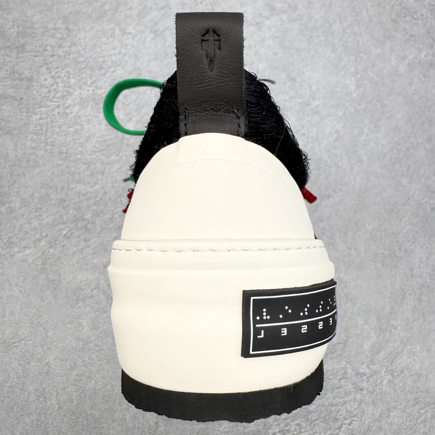 图片[8]-VESSEL × 吴建豪联名 雪花酥Snowflake厚底增高板鞋 ✨ #街头新宠 #甜酷有型 吴建豪亲自操刀设计，用「雪花酥」灵感颠覆传统板鞋基因！ 5cm隐形厚底暗藏心机，显高显腿长✔️ 软弹中底+防滑齿纹，暴走8小时不累脚👟 🎨 𝗖𝗢𝗖𝗛𝗼𝗜𝗰𝗲𝗿 三色狙击审美𝗧𝗼𝘁𝗽𝗼𝗶𝗻𝘁： ▫️「牛乳白」：软糯奶霜包裹鞋身，温柔狙击少女心 ▫️「奥利奥」：经典黑白漩涡纹，永不过时的𝗢𝘂𝘁𝗳𝗶𝘁𝗖位神器 ▫️「黑松露」：哑光麂皮𝗑金属细节，暗黑系𝗚𝗶𝗿𝗹𝗹𝗮𝘇必备𝗚𝗔𝗢级单品 🌟𝗗𝗲𝘀𝗶𝗴𝗻 𝗛𝗶𝗴𝗵𝗹𝗶𝗴𝗵𝘁： ✅解构式绑带𝗑异形后跟，每一步都踩在𝗧𝗼𝘁𝗽𝗼𝗶𝗻𝘁 ✅可拆卸雪花图腾配件，解锁𝟭𝟬𝟬𝟬+种穿搭姿势 ✅3M反光条暗藏𝗦𝗡𝗘𝗔𝗞𝗘𝗥𝗛𝗘𝗔𝗗彩蛋，夜行自带𝗙𝗼𝗰𝘂𝘀光效 尺码：35 36 37 38 39 40 41 42 43 44 45-选品中心