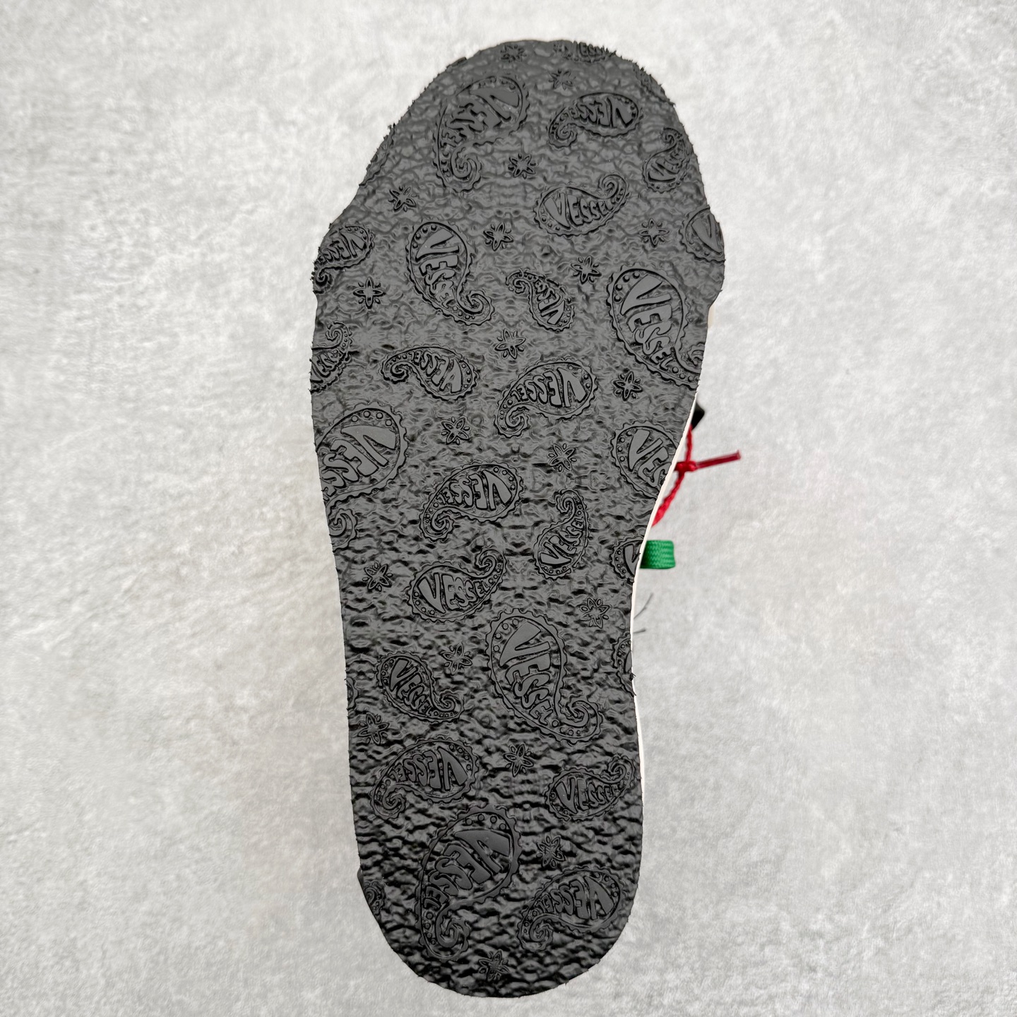 图片[9]-VESSEL × 吴建豪联名 雪花酥Snowflake厚底增高板鞋 ✨ #街头新宠 #甜酷有型 吴建豪亲自操刀设计，用「雪花酥」灵感颠覆传统板鞋基因！ 5cm隐形厚底暗藏心机，显高显腿长✔️ 软弹中底+防滑齿纹，暴走8小时不累脚👟 🎨 𝗖𝗢𝗖𝗛𝗼𝗜𝗰𝗲𝗿 三色狙击审美𝗧𝗼𝘁𝗽𝗼𝗶𝗻𝘁： ▫️「牛乳白」：软糯奶霜包裹鞋身，温柔狙击少女心 ▫️「奥利奥」：经典黑白漩涡纹，永不过时的𝗢𝘂𝘁𝗳𝗶𝘁𝗖位神器 ▫️「黑松露」：哑光麂皮𝗑金属细节，暗黑系𝗚𝗶𝗿𝗹𝗹𝗮𝘇必备𝗚𝗔𝗢级单品 🌟𝗗𝗲𝘀𝗶𝗴𝗻 𝗛𝗶𝗴𝗵𝗹𝗶𝗴𝗵𝘁： ✅解构式绑带𝗑异形后跟，每一步都踩在𝗧𝗼𝘁𝗽𝗼𝗶𝗻𝘁 ✅可拆卸雪花图腾配件，解锁𝟭𝟬𝟬𝟬+种穿搭姿势 ✅3M反光条暗藏𝗦𝗡𝗘𝗔𝗞𝗘𝗥𝗛𝗘𝗔𝗗彩蛋，夜行自带𝗙𝗼𝗰𝘂𝘀光效 尺码：35 36 37 38 39 40 41 42 43 44 45-选品中心