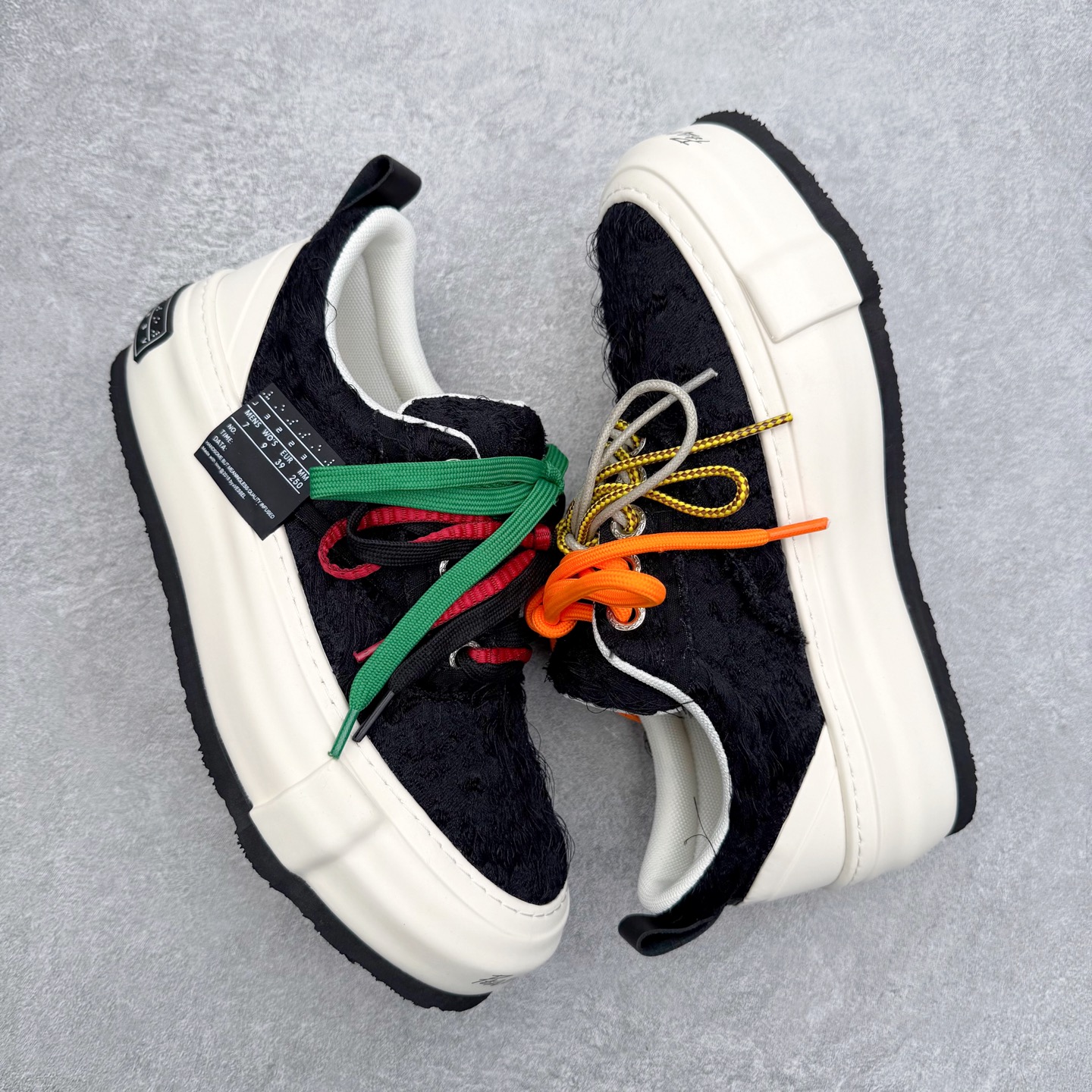 图片[3]-VESSEL × 吴建豪联名 雪花酥Snowflake厚底增高板鞋 ✨ #街头新宠 #甜酷有型 吴建豪亲自操刀设计，用「雪花酥」灵感颠覆传统板鞋基因！ 5cm隐形厚底暗藏心机，显高显腿长✔️ 软弹中底+防滑齿纹，暴走8小时不累脚👟 🎨 𝗖𝗢𝗖𝗛𝗼𝗜𝗰𝗲𝗿 三色狙击审美𝗧𝗼𝘁𝗽𝗼𝗶𝗻𝘁： ▫️「牛乳白」：软糯奶霜包裹鞋身，温柔狙击少女心 ▫️「奥利奥」：经典黑白漩涡纹，永不过时的𝗢𝘂𝘁𝗳𝗶𝘁𝗖位神器 ▫️「黑松露」：哑光麂皮𝗑金属细节，暗黑系𝗚𝗶𝗿𝗹𝗹𝗮𝘇必备𝗚𝗔𝗢级单品 🌟𝗗𝗲𝘀𝗶𝗴𝗻 𝗛𝗶𝗴𝗵𝗹𝗶𝗴𝗵𝘁： ✅解构式绑带𝗑异形后跟，每一步都踩在𝗧𝗼𝘁𝗽𝗼𝗶𝗻𝘁 ✅可拆卸雪花图腾配件，解锁𝟭𝟬𝟬𝟬+种穿搭姿势 ✅3M反光条暗藏𝗦𝗡𝗘𝗔𝗞𝗘𝗥𝗛𝗘𝗔𝗗彩蛋，夜行自带𝗙𝗼𝗰𝘂𝘀光效 尺码：35 36 37 38 39 40 41 42 43 44 45-选品中心