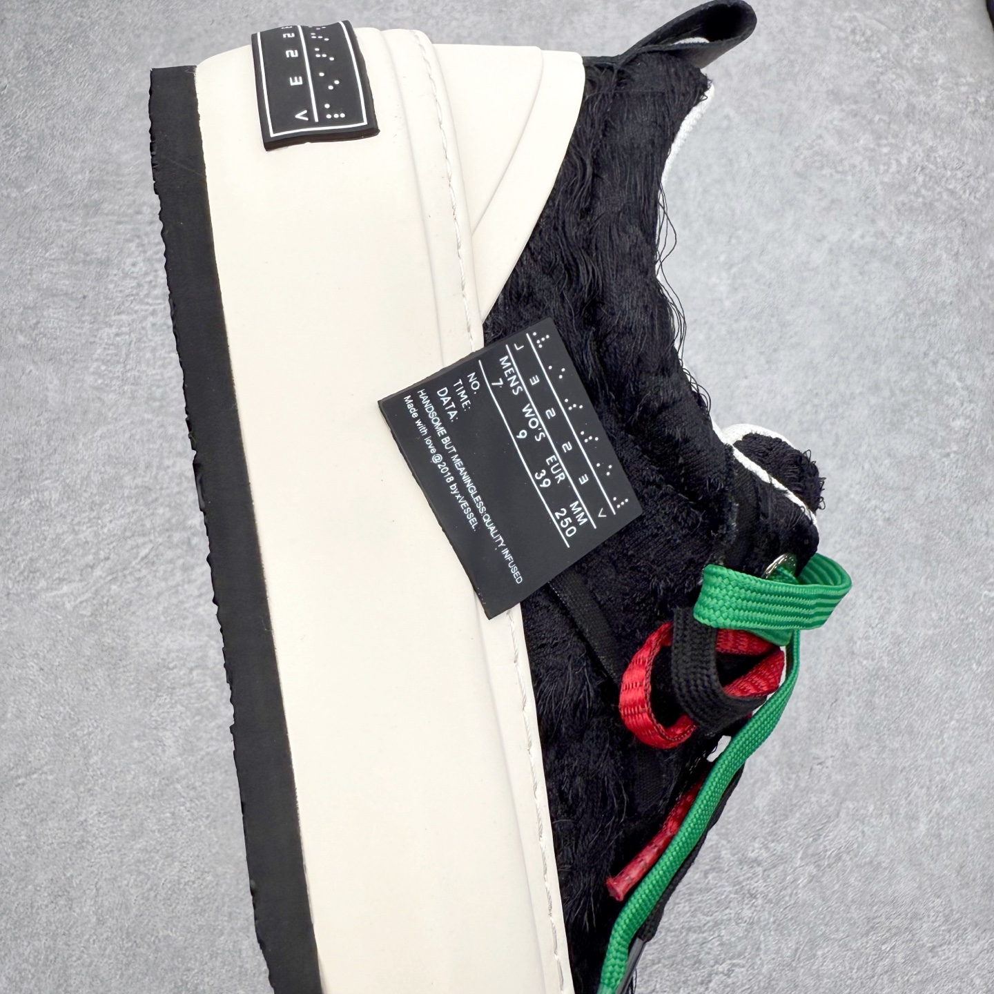 图片[6]-VESSEL × 吴建豪联名 雪花酥Snowflake厚底增高板鞋 ✨ #街头新宠 #甜酷有型 吴建豪亲自操刀设计，用「雪花酥」灵感颠覆传统板鞋基因！ 5cm隐形厚底暗藏心机，显高显腿长✔️ 软弹中底+防滑齿纹，暴走8小时不累脚👟 🎨 𝗖𝗢𝗖𝗛𝗼𝗜𝗰𝗲𝗿 三色狙击审美𝗧𝗼𝘁𝗽𝗼𝗶𝗻𝘁： ▫️「牛乳白」：软糯奶霜包裹鞋身，温柔狙击少女心 ▫️「奥利奥」：经典黑白漩涡纹，永不过时的𝗢𝘂𝘁𝗳𝗶𝘁𝗖位神器 ▫️「黑松露」：哑光麂皮𝗑金属细节，暗黑系𝗚𝗶𝗿𝗹𝗹𝗮𝘇必备𝗚𝗔𝗢级单品 🌟𝗗𝗲𝘀𝗶𝗴𝗻 𝗛𝗶𝗴𝗵𝗹𝗶𝗴𝗵𝘁： ✅解构式绑带𝗑异形后跟，每一步都踩在𝗧𝗼𝘁𝗽𝗼𝗶𝗻𝘁 ✅可拆卸雪花图腾配件，解锁𝟭𝟬𝟬𝟬+种穿搭姿势 ✅3M反光条暗藏𝗦𝗡𝗘𝗔𝗞𝗘𝗥𝗛𝗘𝗔𝗗彩蛋，夜行自带𝗙𝗼𝗰𝘂𝘀光效 尺码：35 36 37 38 39 40 41 42 43 44 45-选品中心