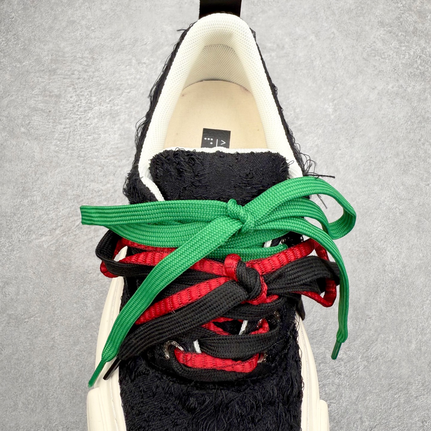 图片[5]-VESSEL × 吴建豪联名 雪花酥Snowflake厚底增高板鞋 ✨ #街头新宠 #甜酷有型 吴建豪亲自操刀设计，用「雪花酥」灵感颠覆传统板鞋基因！ 5cm隐形厚底暗藏心机，显高显腿长✔️ 软弹中底+防滑齿纹，暴走8小时不累脚👟 🎨 𝗖𝗢𝗖𝗛𝗼𝗜𝗰𝗲𝗿 三色狙击审美𝗧𝗼𝘁𝗽𝗼𝗶𝗻𝘁： ▫️「牛乳白」：软糯奶霜包裹鞋身，温柔狙击少女心 ▫️「奥利奥」：经典黑白漩涡纹，永不过时的𝗢𝘂𝘁𝗳𝗶𝘁𝗖位神器 ▫️「黑松露」：哑光麂皮𝗑金属细节，暗黑系𝗚𝗶𝗿𝗹𝗹𝗮𝘇必备𝗚𝗔𝗢级单品 🌟𝗗𝗲𝘀𝗶𝗴𝗻 𝗛𝗶𝗴𝗵𝗹𝗶𝗴𝗵𝘁： ✅解构式绑带𝗑异形后跟，每一步都踩在𝗧𝗼𝘁𝗽𝗼𝗶𝗻𝘁 ✅可拆卸雪花图腾配件，解锁𝟭𝟬𝟬𝟬+种穿搭姿势 ✅3M反光条暗藏𝗦𝗡𝗘𝗔𝗞𝗘𝗥𝗛𝗘𝗔𝗗彩蛋，夜行自带𝗙𝗼𝗰𝘂𝘀光效 尺码：35 36 37 38 39 40 41 42 43 44 45-选品中心