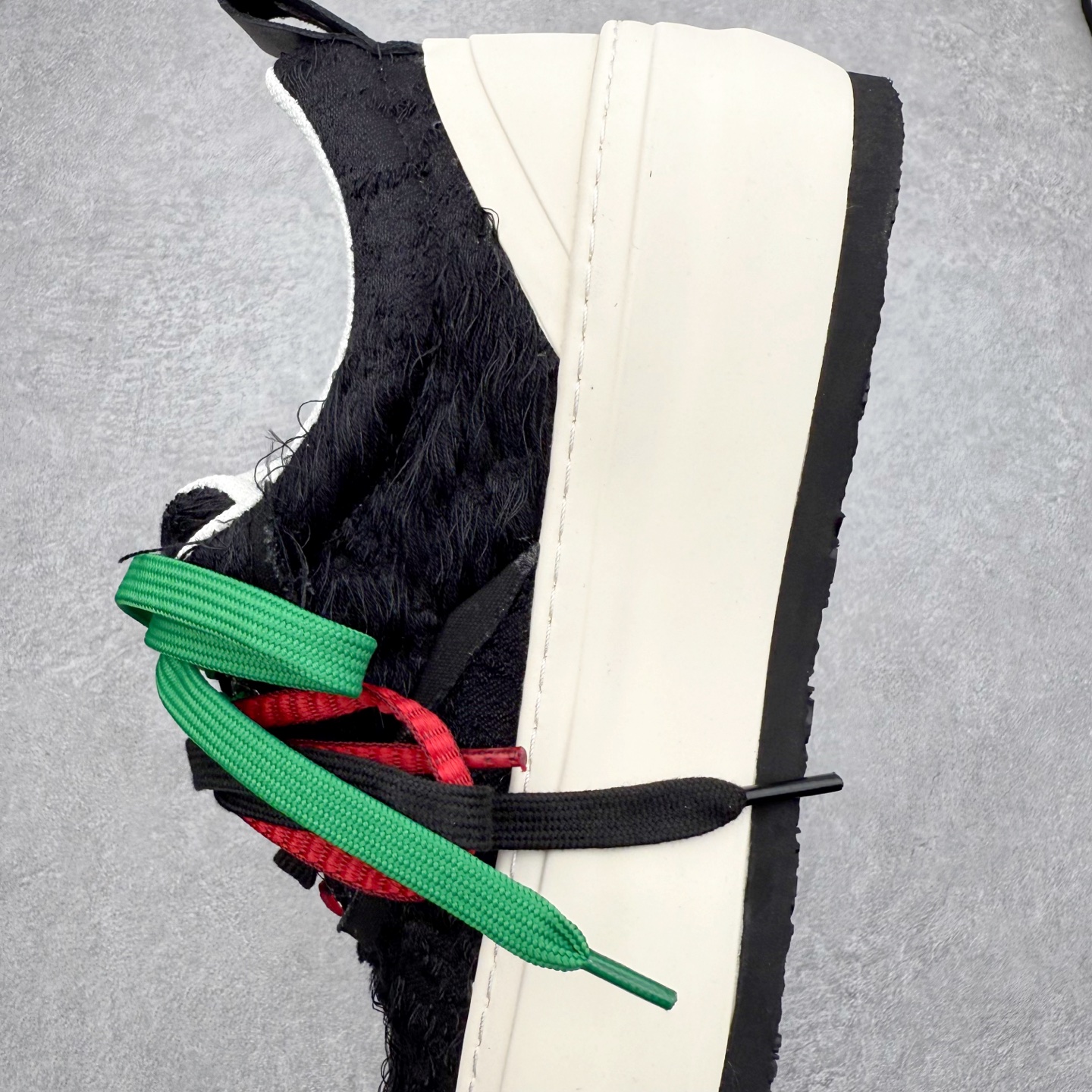 图片[7]-VESSEL × 吴建豪联名 雪花酥Snowflake厚底增高板鞋 ✨ #街头新宠 #甜酷有型 吴建豪亲自操刀设计，用「雪花酥」灵感颠覆传统板鞋基因！ 5cm隐形厚底暗藏心机，显高显腿长✔️ 软弹中底+防滑齿纹，暴走8小时不累脚👟 🎨 𝗖𝗢𝗖𝗛𝗼𝗜𝗰𝗲𝗿 三色狙击审美𝗧𝗼𝘁𝗽𝗼𝗶𝗻𝘁： ▫️「牛乳白」：软糯奶霜包裹鞋身，温柔狙击少女心 ▫️「奥利奥」：经典黑白漩涡纹，永不过时的𝗢𝘂𝘁𝗳𝗶𝘁𝗖位神器 ▫️「黑松露」：哑光麂皮𝗑金属细节，暗黑系𝗚𝗶𝗿𝗹𝗹𝗮𝘇必备𝗚𝗔𝗢级单品 🌟𝗗𝗲𝘀𝗶𝗴𝗻 𝗛𝗶𝗴𝗵𝗹𝗶𝗴𝗵𝘁： ✅解构式绑带𝗑异形后跟，每一步都踩在𝗧𝗼𝘁𝗽𝗼𝗶𝗻𝘁 ✅可拆卸雪花图腾配件，解锁𝟭𝟬𝟬𝟬+种穿搭姿势 ✅3M反光条暗藏𝗦𝗡𝗘𝗔𝗞𝗘𝗥𝗛𝗘𝗔𝗗彩蛋，夜行自带𝗙𝗼𝗰𝘂𝘀光效 尺码：35 36 37 38 39 40 41 42 43 44 45-选品中心