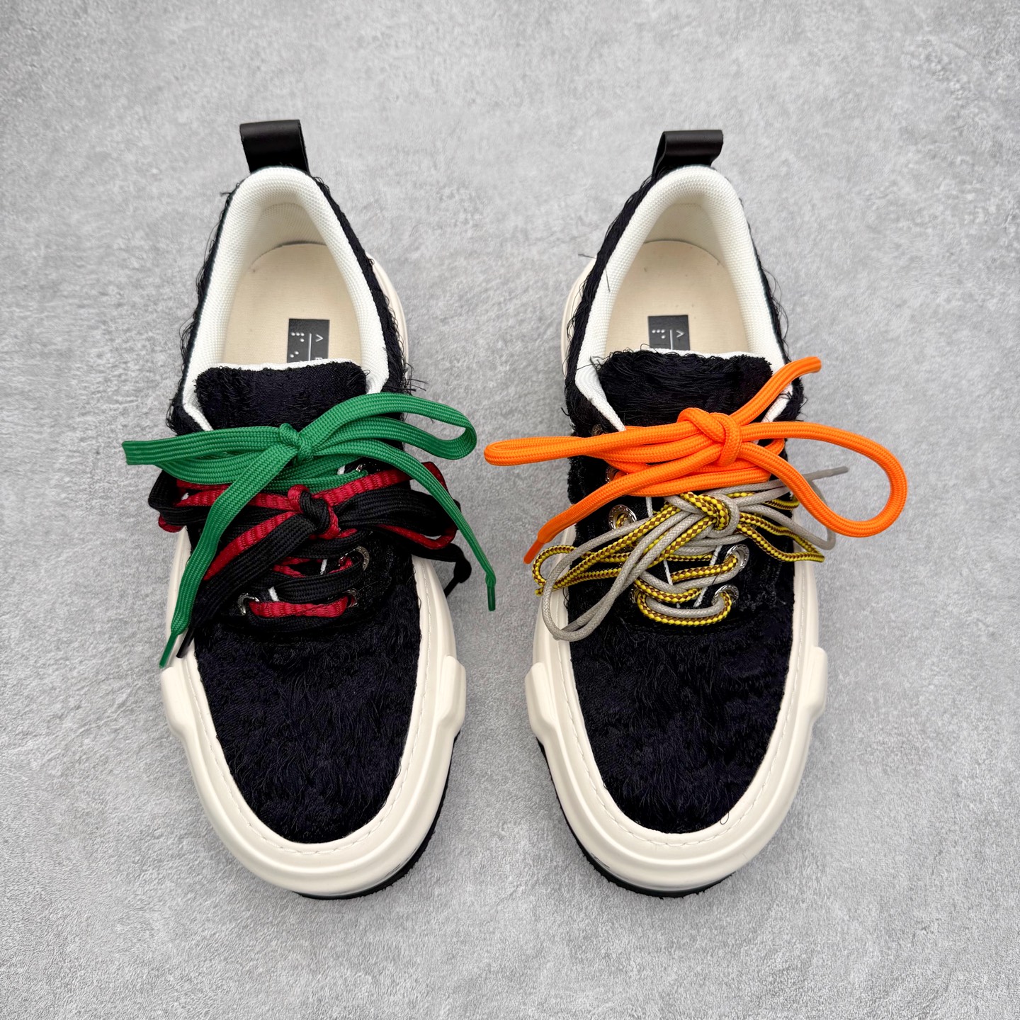 图片[2]-VESSEL × 吴建豪联名 雪花酥Snowflake厚底增高板鞋 ✨ #街头新宠 #甜酷有型 吴建豪亲自操刀设计，用「雪花酥」灵感颠覆传统板鞋基因！ 5cm隐形厚底暗藏心机，显高显腿长✔️ 软弹中底+防滑齿纹，暴走8小时不累脚👟 🎨 𝗖𝗢𝗖𝗛𝗼𝗜𝗰𝗲𝗿 三色狙击审美𝗧𝗼𝘁𝗽𝗼𝗶𝗻𝘁： ▫️「牛乳白」：软糯奶霜包裹鞋身，温柔狙击少女心 ▫️「奥利奥」：经典黑白漩涡纹，永不过时的𝗢𝘂𝘁𝗳𝗶𝘁𝗖位神器 ▫️「黑松露」：哑光麂皮𝗑金属细节，暗黑系𝗚𝗶𝗿𝗹𝗹𝗮𝘇必备𝗚𝗔𝗢级单品 🌟𝗗𝗲𝘀𝗶𝗴𝗻 𝗛𝗶𝗴𝗵𝗹𝗶𝗴𝗵𝘁： ✅解构式绑带𝗑异形后跟，每一步都踩在𝗧𝗼𝘁𝗽𝗼𝗶𝗻𝘁 ✅可拆卸雪花图腾配件，解锁𝟭𝟬𝟬𝟬+种穿搭姿势 ✅3M反光条暗藏𝗦𝗡𝗘𝗔𝗞𝗘𝗥𝗛𝗘𝗔𝗗彩蛋，夜行自带𝗙𝗼𝗰𝘂𝘀光效 尺码：35 36 37 38 39 40 41 42 43 44 45-选品中心