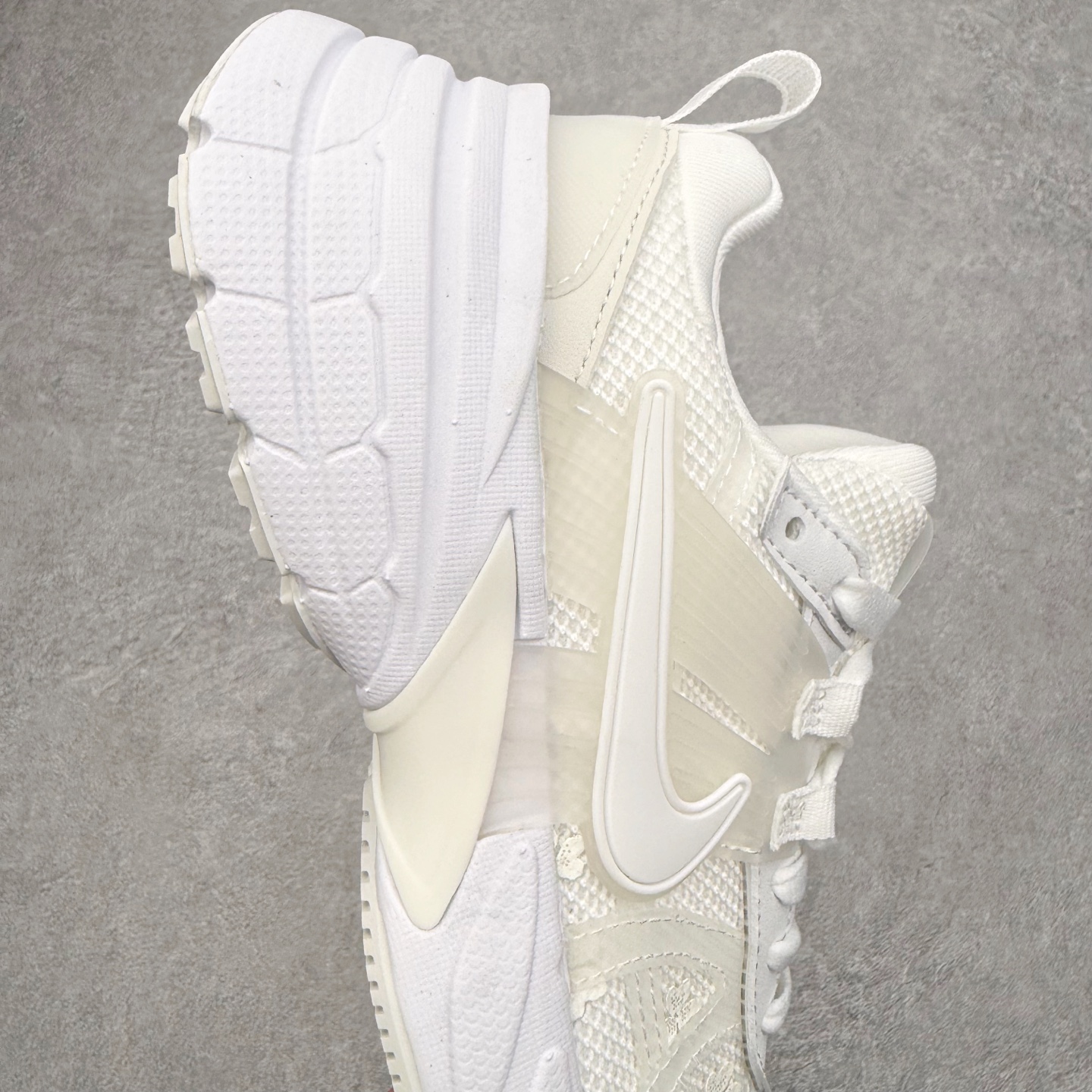 图片[6]-NK V2K Runtekk 减震防滑低帮 复古老爹鞋跑步鞋 HJ5269-100 鞋款被命名为 Runtekk 设计上借鉴了 2000 年的跑鞋风格 配色上以金属银为主调 简练又有复古运动气质 材质上使用大面积网眼、皮革、TPU 组成 支撑和透气性肯定不错 中底处由 Cushlon 泡绵打造 保证在压马路时可以提供优秀脚感 并通过一手做旧氧化效果突出复古感 中底造型很容易让大家联想到巴黎世家3XL 增高效果同样不能忽视 尺码：36 36.5 37.5 38 38.5 39 40 40.5 41 42 42.5 43 44 44.5 45-选品中心