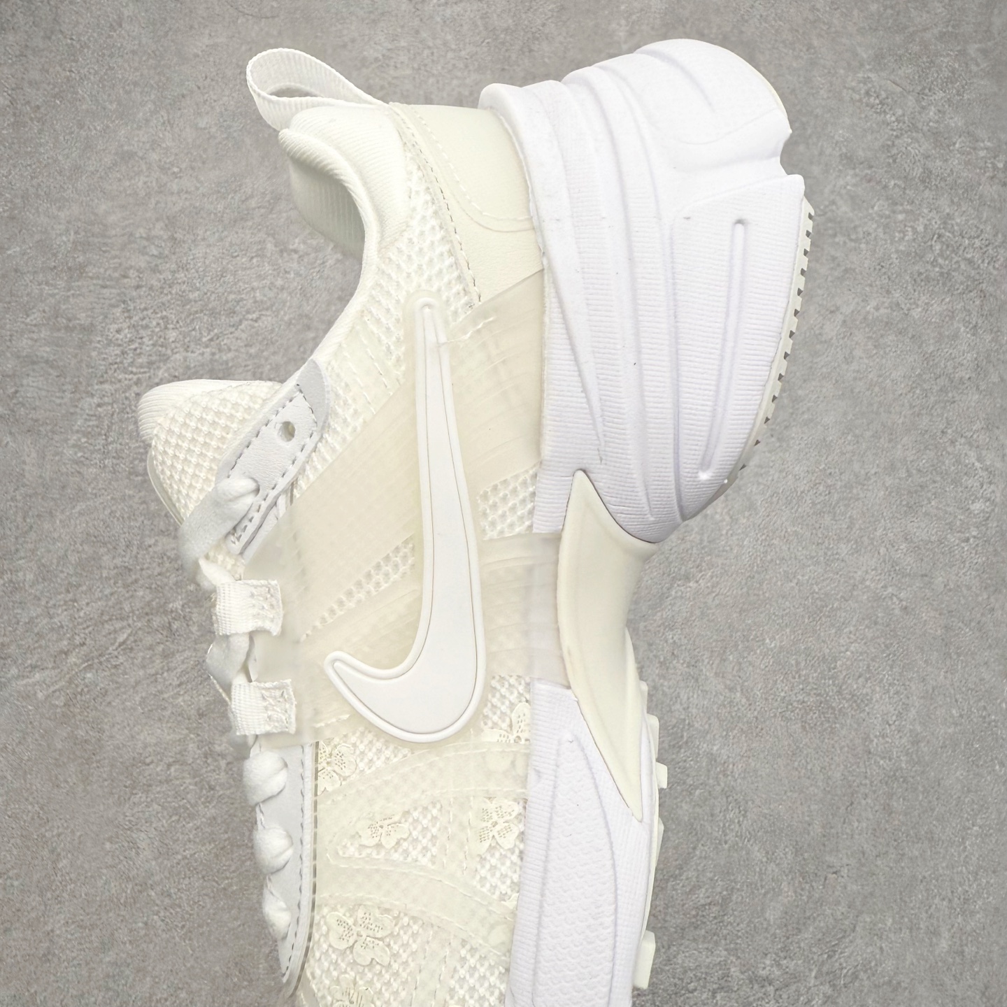 图片[7]-NK V2K Runtekk 减震防滑低帮 复古老爹鞋跑步鞋 HJ5269-100 鞋款被命名为 Runtekk 设计上借鉴了 2000 年的跑鞋风格 配色上以金属银为主调 简练又有复古运动气质 材质上使用大面积网眼、皮革、TPU 组成 支撑和透气性肯定不错 中底处由 Cushlon 泡绵打造 保证在压马路时可以提供优秀脚感 并通过一手做旧氧化效果突出复古感 中底造型很容易让大家联想到巴黎世家3XL 增高效果同样不能忽视 尺码：36 36.5 37.5 38 38.5 39 40 40.5 41 42 42.5 43 44 44.5 45-选品中心