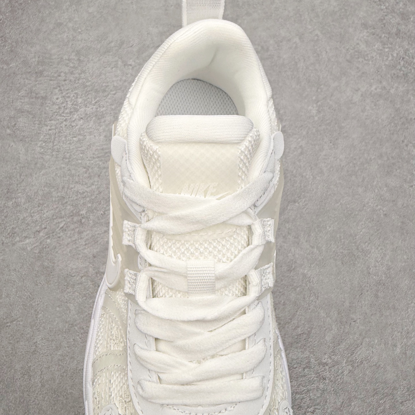 图片[5]-NK V2K Runtekk 减震防滑低帮 复古老爹鞋跑步鞋 HJ5269-100 鞋款被命名为 Runtekk 设计上借鉴了 2000 年的跑鞋风格 配色上以金属银为主调 简练又有复古运动气质 材质上使用大面积网眼、皮革、TPU 组成 支撑和透气性肯定不错 中底处由 Cushlon 泡绵打造 保证在压马路时可以提供优秀脚感 并通过一手做旧氧化效果突出复古感 中底造型很容易让大家联想到巴黎世家3XL 增高效果同样不能忽视 尺码：36 36.5 37.5 38 38.5 39 40 40.5 41 42 42.5 43 44 44.5 45-选品中心