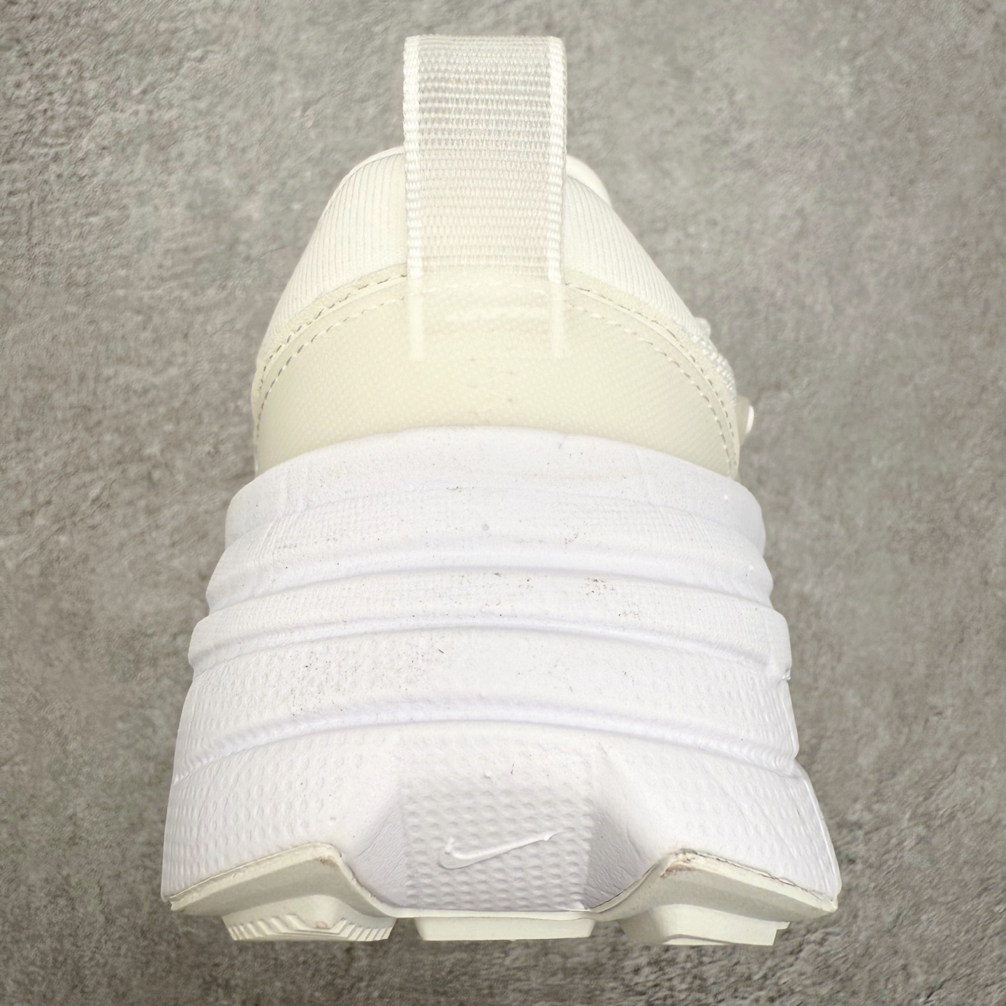 图片[8]-NK V2K Runtekk 减震防滑低帮 复古老爹鞋跑步鞋 HJ5269-100 鞋款被命名为 Runtekk 设计上借鉴了 2000 年的跑鞋风格 配色上以金属银为主调 简练又有复古运动气质 材质上使用大面积网眼、皮革、TPU 组成 支撑和透气性肯定不错 中底处由 Cushlon 泡绵打造 保证在压马路时可以提供优秀脚感 并通过一手做旧氧化效果突出复古感 中底造型很容易让大家联想到巴黎世家3XL 增高效果同样不能忽视 尺码：36 36.5 37.5 38 38.5 39 40 40.5 41 42 42.5 43 44 44.5 45-选品中心