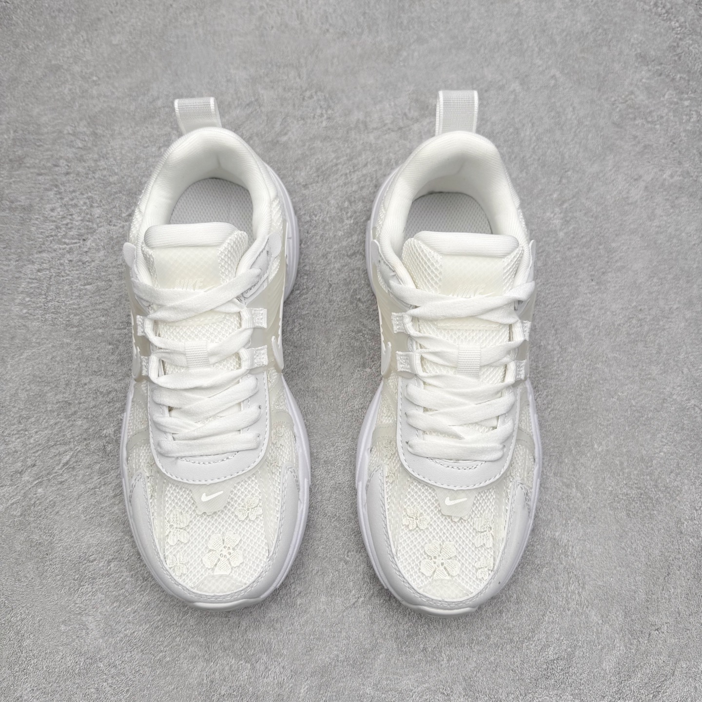 图片[2]-NK V2K Runtekk 减震防滑低帮 复古老爹鞋跑步鞋 HJ5269-100 鞋款被命名为 Runtekk 设计上借鉴了 2000 年的跑鞋风格 配色上以金属银为主调 简练又有复古运动气质 材质上使用大面积网眼、皮革、TPU 组成 支撑和透气性肯定不错 中底处由 Cushlon 泡绵打造 保证在压马路时可以提供优秀脚感 并通过一手做旧氧化效果突出复古感 中底造型很容易让大家联想到巴黎世家3XL 增高效果同样不能忽视 尺码：36 36.5 37.5 38 38.5 39 40 40.5 41 42 42.5 43 44 44.5 45-选品中心