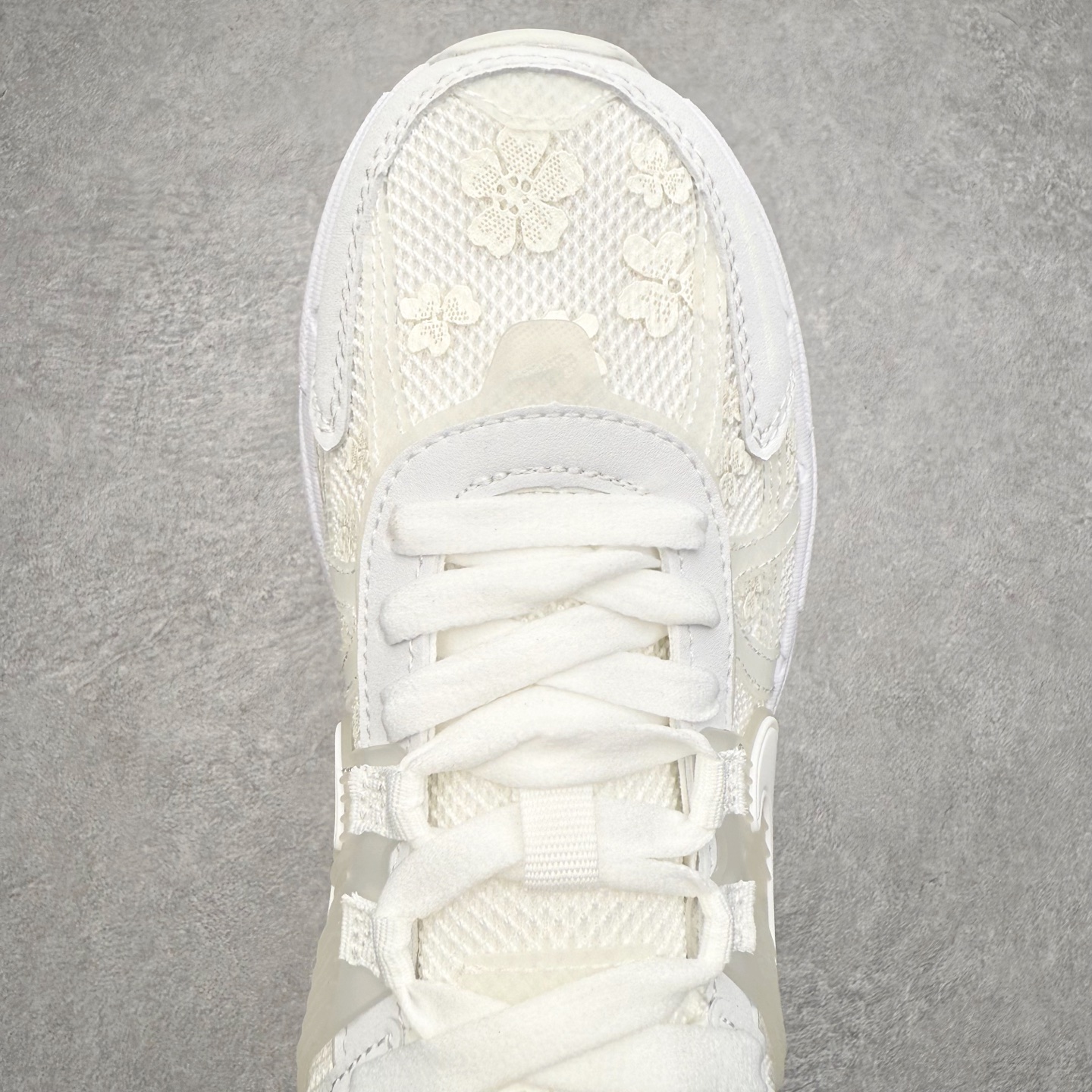 图片[4]-NK V2K Runtekk 减震防滑低帮 复古老爹鞋跑步鞋 HJ5269-100 鞋款被命名为 Runtekk 设计上借鉴了 2000 年的跑鞋风格 配色上以金属银为主调 简练又有复古运动气质 材质上使用大面积网眼、皮革、TPU 组成 支撑和透气性肯定不错 中底处由 Cushlon 泡绵打造 保证在压马路时可以提供优秀脚感 并通过一手做旧氧化效果突出复古感 中底造型很容易让大家联想到巴黎世家3XL 增高效果同样不能忽视 尺码：36 36.5 37.5 38 38.5 39 40 40.5 41 42 42.5 43 44 44.5 45-选品中心