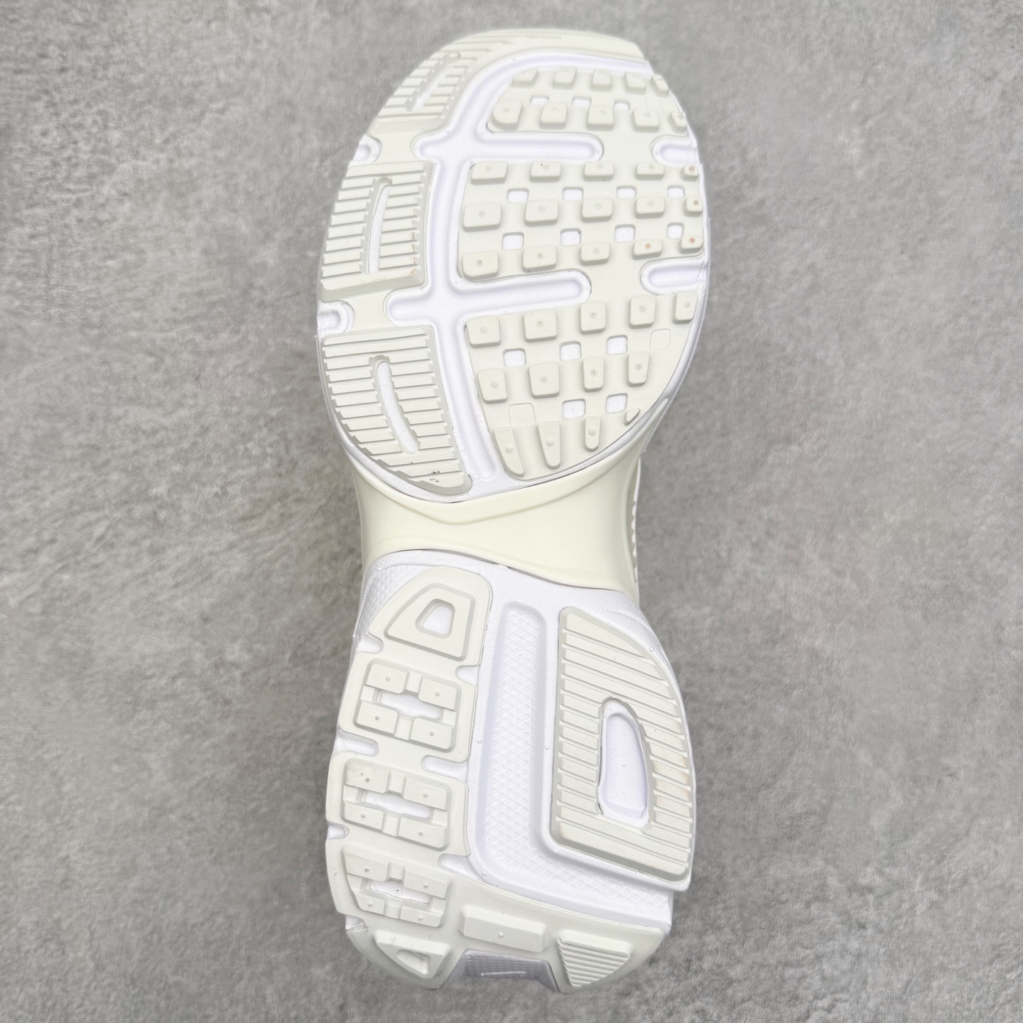 图片[9]-NK V2K Runtekk 减震防滑低帮 复古老爹鞋跑步鞋 HJ5269-100 鞋款被命名为 Runtekk 设计上借鉴了 2000 年的跑鞋风格 配色上以金属银为主调 简练又有复古运动气质 材质上使用大面积网眼、皮革、TPU 组成 支撑和透气性肯定不错 中底处由 Cushlon 泡绵打造 保证在压马路时可以提供优秀脚感 并通过一手做旧氧化效果突出复古感 中底造型很容易让大家联想到巴黎世家3XL 增高效果同样不能忽视 尺码：36 36.5 37.5 38 38.5 39 40 40.5 41 42 42.5 43 44 44.5 45-选品中心