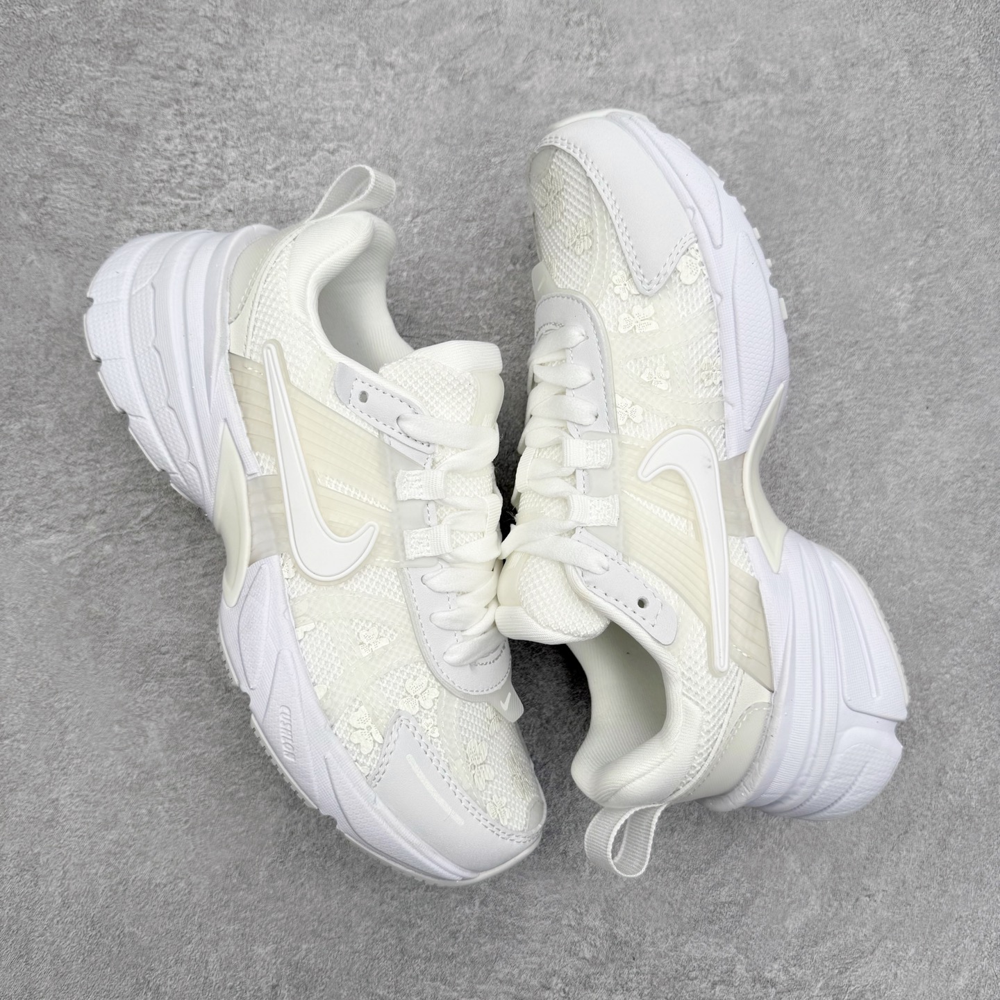 图片[3]-NK V2K Runtekk 减震防滑低帮 复古老爹鞋跑步鞋 HJ5269-100 鞋款被命名为 Runtekk 设计上借鉴了 2000 年的跑鞋风格 配色上以金属银为主调 简练又有复古运动气质 材质上使用大面积网眼、皮革、TPU 组成 支撑和透气性肯定不错 中底处由 Cushlon 泡绵打造 保证在压马路时可以提供优秀脚感 并通过一手做旧氧化效果突出复古感 中底造型很容易让大家联想到巴黎世家3XL 增高效果同样不能忽视 尺码：36 36.5 37.5 38 38.5 39 40 40.5 41 42 42.5 43 44 44.5 45-选品中心