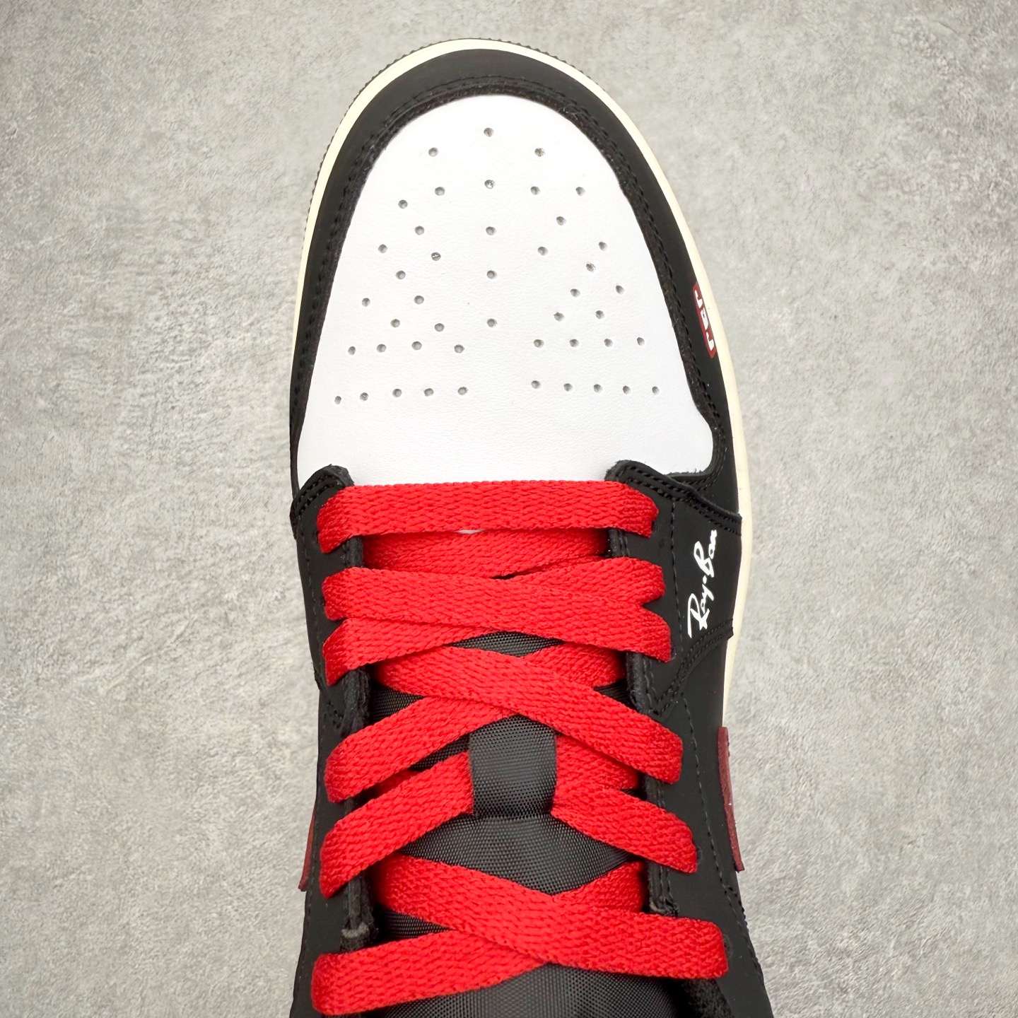 图片[4]-＃K版 Air Jordan AJ1 Low 低帮 553558-040 全新流水线出品 DT版本唯一平替选择 市场第二梯队最强版 全部原鞋开发 原楦原纸板开发 全鞋电脑针车 原厂内置全掌气垫 原盒内在原标 唯一Zp原版鞋带绑法 免检产品 全新2022版型 全头层皮料 完美零毛边处理 原厂配置全掌气垫 价格定位良心 几十个配色陆续出货 实拍调校N版已经零色差零失真 百分百还原实物色彩所见即所得 不存在货不对板色差等低级问题 选购参考实物拍摄 不混卖不参货 只用心做好货严格选品 承诺混一赔十 尺码：36 36.5 37.5 38 38.5 39 40 40.5 41 42 42.5 43 44 44.5 45-选品中心
