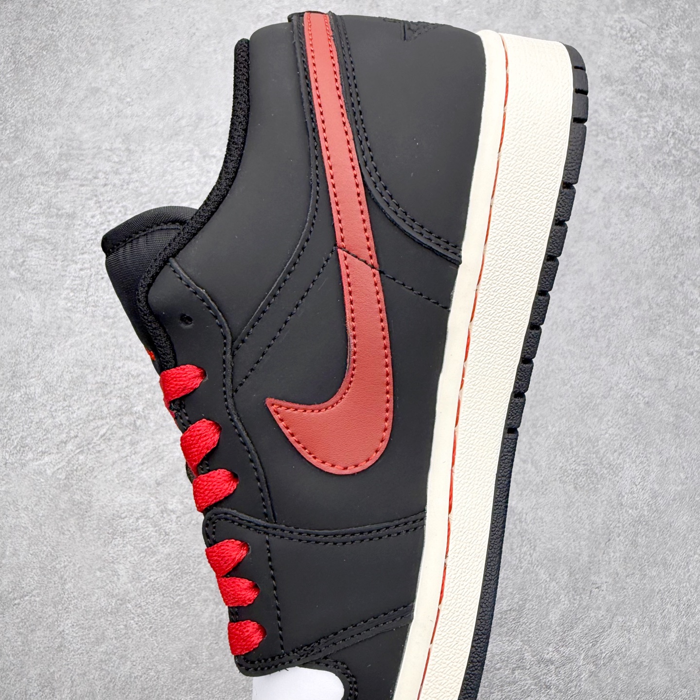 图片[7]-＃K版 Air Jordan AJ1 Low 低帮 553558-040 全新流水线出品 DT版本唯一平替选择 市场第二梯队最强版 全部原鞋开发 原楦原纸板开发 全鞋电脑针车 原厂内置全掌气垫 原盒内在原标 唯一Zp原版鞋带绑法 免检产品 全新2022版型 全头层皮料 完美零毛边处理 原厂配置全掌气垫 价格定位良心 几十个配色陆续出货 实拍调校N版已经零色差零失真 百分百还原实物色彩所见即所得 不存在货不对板色差等低级问题 选购参考实物拍摄 不混卖不参货 只用心做好货严格选品 承诺混一赔十 尺码：36 36.5 37.5 38 38.5 39 40 40.5 41 42 42.5 43 44 44.5 45-选品中心