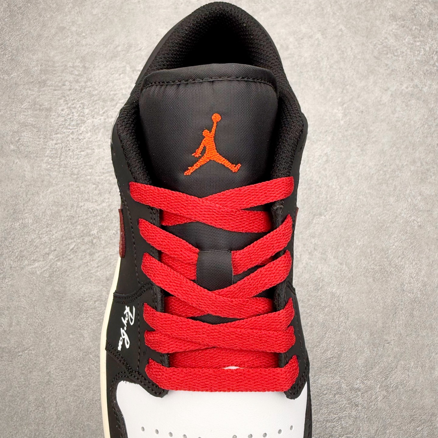 图片[5]-＃K版 Air Jordan AJ1 Low 低帮 553558-040 全新流水线出品 DT版本唯一平替选择 市场第二梯队最强版 全部原鞋开发 原楦原纸板开发 全鞋电脑针车 原厂内置全掌气垫 原盒内在原标 唯一Zp原版鞋带绑法 免检产品 全新2022版型 全头层皮料 完美零毛边处理 原厂配置全掌气垫 价格定位良心 几十个配色陆续出货 实拍调校N版已经零色差零失真 百分百还原实物色彩所见即所得 不存在货不对板色差等低级问题 选购参考实物拍摄 不混卖不参货 只用心做好货严格选品 承诺混一赔十 尺码：36 36.5 37.5 38 38.5 39 40 40.5 41 42 42.5 43 44 44.5 45-选品中心