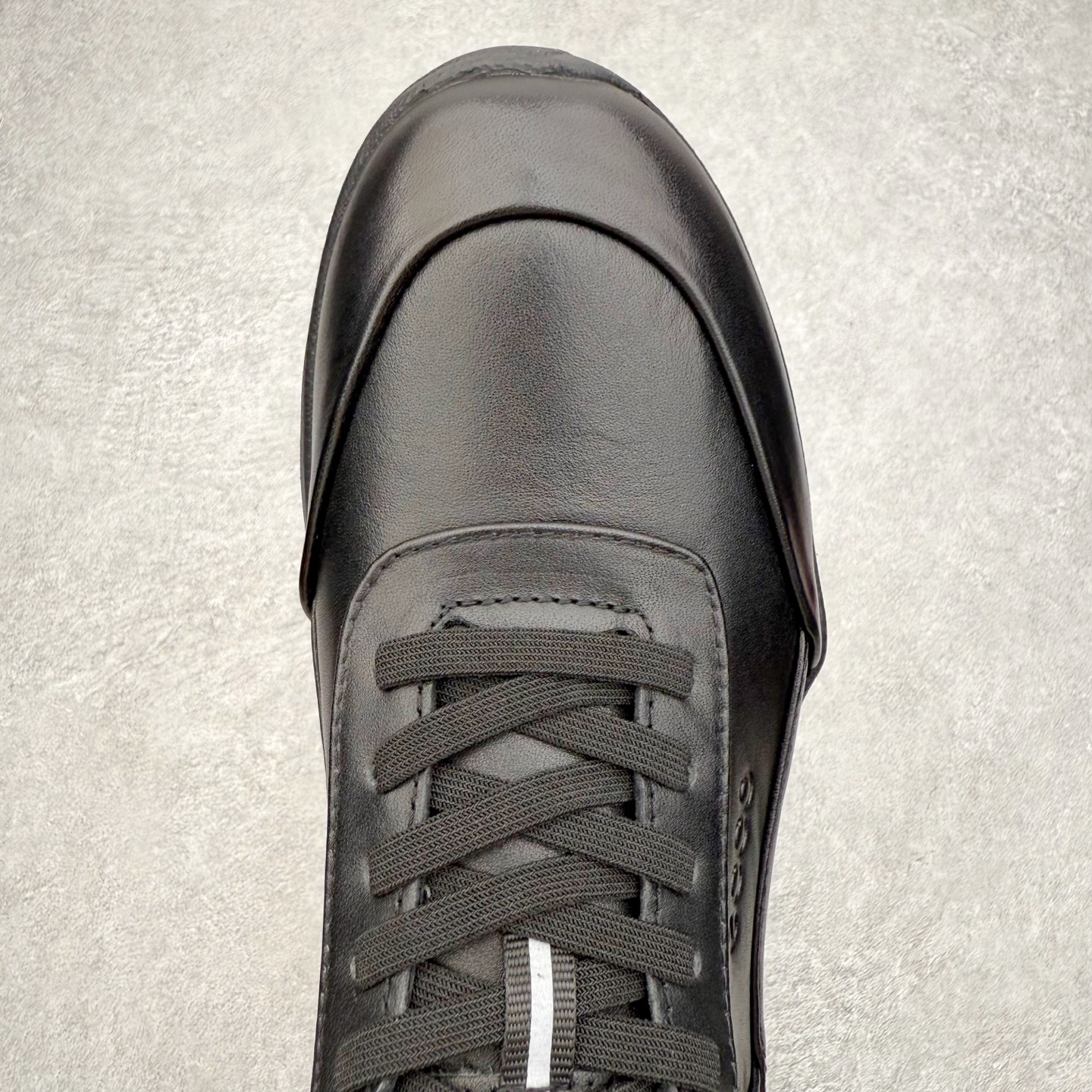 图片[4]-ECCO爱步跑步鞋百搭舒适 秋冬新款厚底休闲运动鞋男鞋 灵动系列 黄景瑜同款 品质牛皮鞋面，轻盈柔韧 具有良好的透气性 细腻柔软 简约系带设计 可自由调节松紧 贴合脚型 PU泡沫橡胶大底 抓地力强 具有良好的防滑耐磨性 时尚简约 休闲百搭 尺码：38 39 40 41 42 43 44 （皮鞋码）-选品中心