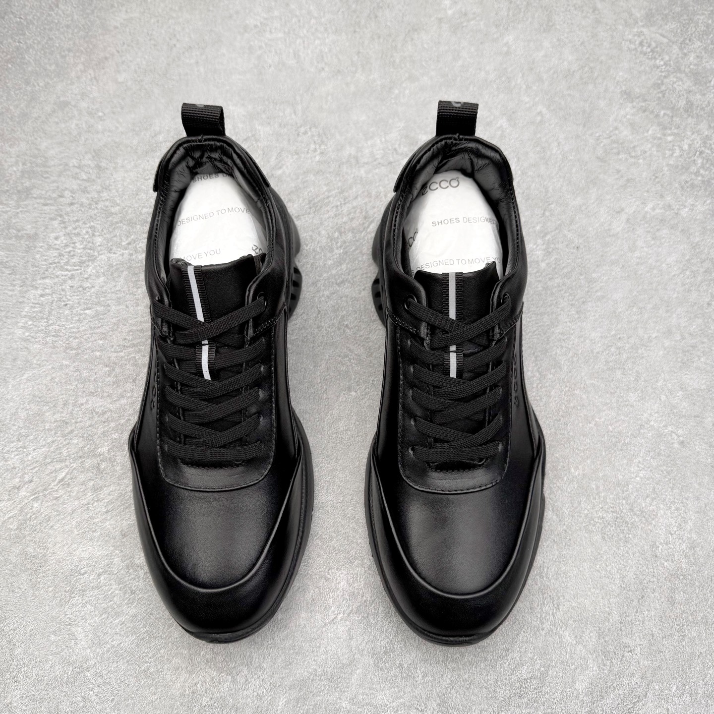 图片[2]-ECCO爱步跑步鞋百搭舒适 秋冬新款厚底休闲运动鞋男鞋 灵动系列 黄景瑜同款 品质牛皮鞋面，轻盈柔韧 具有良好的透气性 细腻柔软 简约系带设计 可自由调节松紧 贴合脚型 PU泡沫橡胶大底 抓地力强 具有良好的防滑耐磨性 时尚简约 休闲百搭 尺码：38 39 40 41 42 43 44 （皮鞋码）-选品中心