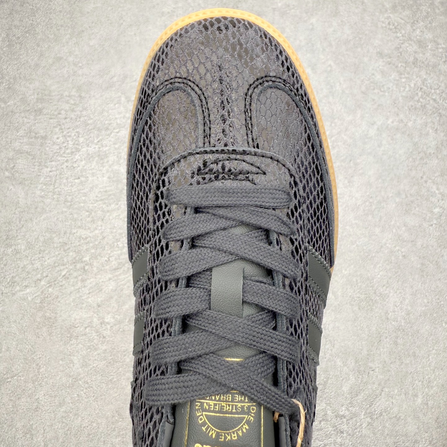 图片[4]-AD Original Samba OG 复古经典轻便板鞋 JQ3532 口碑大厂出品 品控大底版型不断改良更新 全套原纸板楦头开发 确保原汁原味 完美呈现桑巴版型 一比一鞋头弧度高度鞋身弧度 此版本只针对中端市场 皮料材质有所更替 其他数据细节工艺流程均保持一致 绝不口嗨 细节品控鞋型随意对比 正确烫金高频细节 原装纳米超迁皮料 独家私模橡胶大底 原盒原配 这款桑巴鞋展示了高质量的工艺 带有装饰的超锁缝制和无缝的手感 柔软、柔软的皮革造型和标志性的3条纹完成了精致的外观 正规合身鞋带 鞋面上有绒面鞋垫 橡胶鞋底 享受正畸套筒软感 自50年代首次亮相以来就一直在赢得粉丝的青睐 尺码：35.5 36 36.5 37.5 38 38.5 39 40 40.5 41 42 42.5 43 44 44.5 45-选品中心