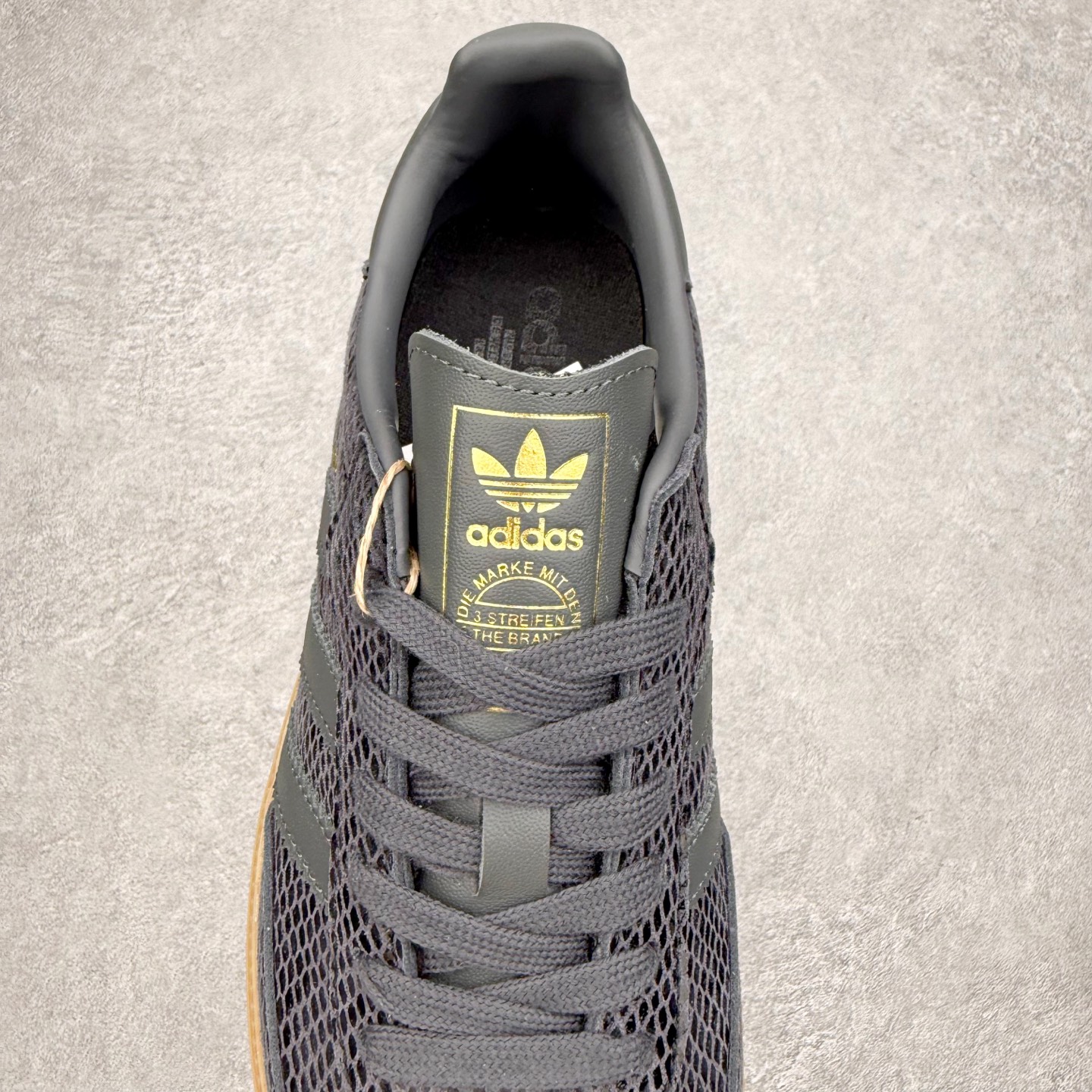 图片[5]-AD Original Samba OG 复古经典轻便板鞋 JQ3532 口碑大厂出品 品控大底版型不断改良更新 全套原纸板楦头开发 确保原汁原味 完美呈现桑巴版型 一比一鞋头弧度高度鞋身弧度 此版本只针对中端市场 皮料材质有所更替 其他数据细节工艺流程均保持一致 绝不口嗨 细节品控鞋型随意对比 正确烫金高频细节 原装纳米超迁皮料 独家私模橡胶大底 原盒原配 这款桑巴鞋展示了高质量的工艺 带有装饰的超锁缝制和无缝的手感 柔软、柔软的皮革造型和标志性的3条纹完成了精致的外观 正规合身鞋带 鞋面上有绒面鞋垫 橡胶鞋底 享受正畸套筒软感 自50年代首次亮相以来就一直在赢得粉丝的青睐 尺码：35.5 36 36.5 37.5 38 38.5 39 40 40.5 41 42 42.5 43 44 44.5 45-选品中心