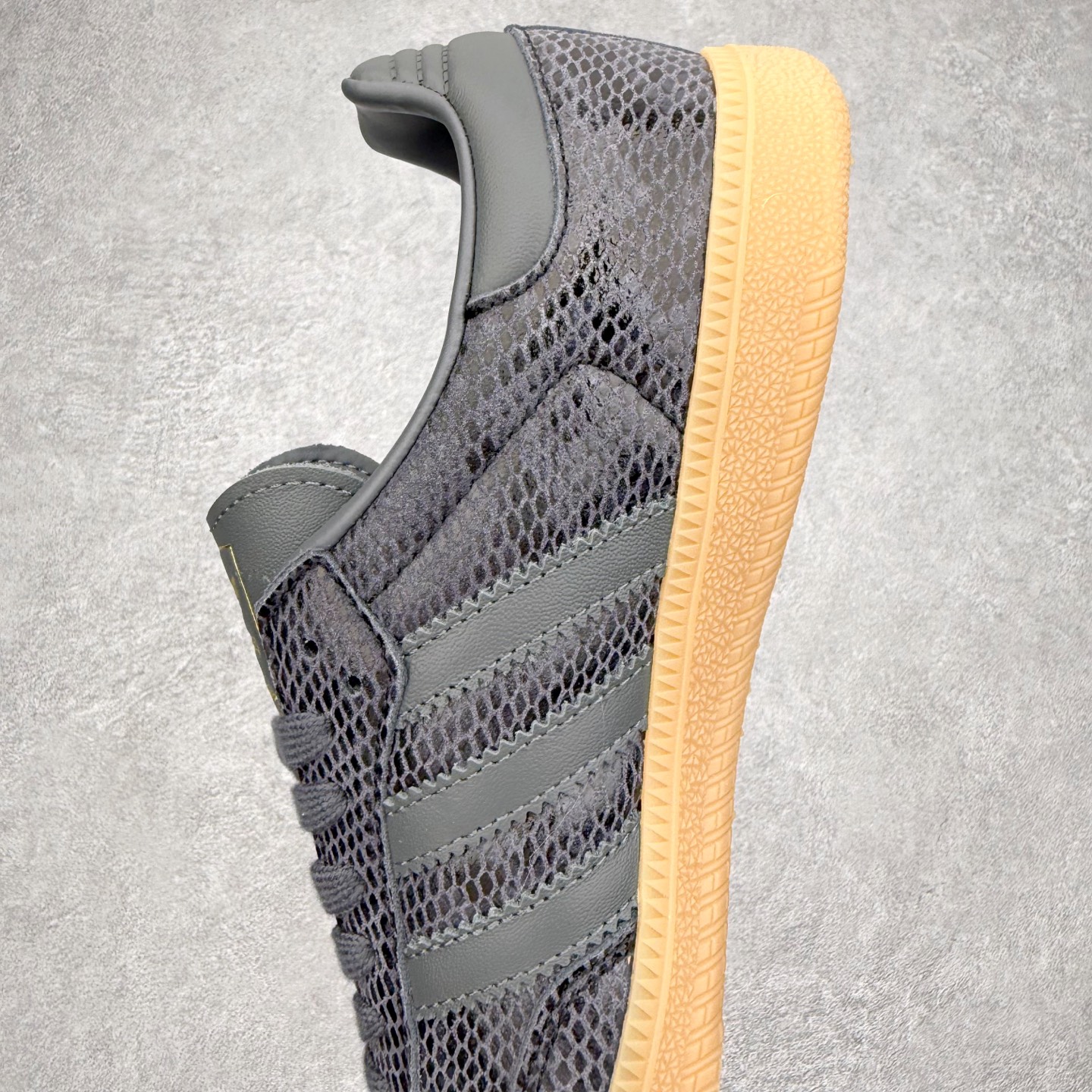 图片[7]-AD Original Samba OG 复古经典轻便板鞋 JQ3532 口碑大厂出品 品控大底版型不断改良更新 全套原纸板楦头开发 确保原汁原味 完美呈现桑巴版型 一比一鞋头弧度高度鞋身弧度 此版本只针对中端市场 皮料材质有所更替 其他数据细节工艺流程均保持一致 绝不口嗨 细节品控鞋型随意对比 正确烫金高频细节 原装纳米超迁皮料 独家私模橡胶大底 原盒原配 这款桑巴鞋展示了高质量的工艺 带有装饰的超锁缝制和无缝的手感 柔软、柔软的皮革造型和标志性的3条纹完成了精致的外观 正规合身鞋带 鞋面上有绒面鞋垫 橡胶鞋底 享受正畸套筒软感 自50年代首次亮相以来就一直在赢得粉丝的青睐 尺码：35.5 36 36.5 37.5 38 38.5 39 40 40.5 41 42 42.5 43 44 44.5 45-选品中心