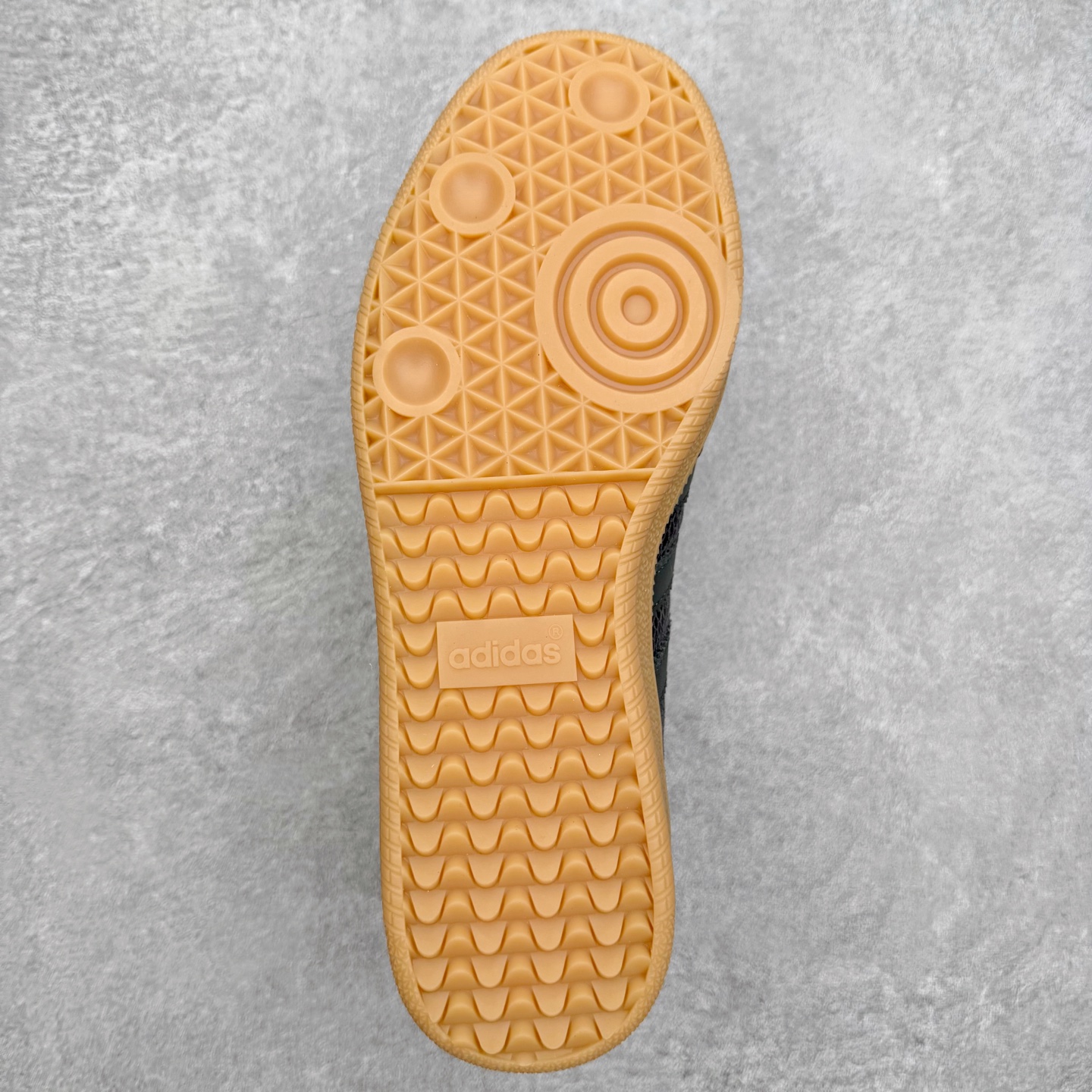 图片[9]-AD Original Samba OG 复古经典轻便板鞋 JQ3532 口碑大厂出品 品控大底版型不断改良更新 全套原纸板楦头开发 确保原汁原味 完美呈现桑巴版型 一比一鞋头弧度高度鞋身弧度 此版本只针对中端市场 皮料材质有所更替 其他数据细节工艺流程均保持一致 绝不口嗨 细节品控鞋型随意对比 正确烫金高频细节 原装纳米超迁皮料 独家私模橡胶大底 原盒原配 这款桑巴鞋展示了高质量的工艺 带有装饰的超锁缝制和无缝的手感 柔软、柔软的皮革造型和标志性的3条纹完成了精致的外观 正规合身鞋带 鞋面上有绒面鞋垫 橡胶鞋底 享受正畸套筒软感 自50年代首次亮相以来就一直在赢得粉丝的青睐 尺码：35.5 36 36.5 37.5 38 38.5 39 40 40.5 41 42 42.5 43 44 44.5 45-选品中心