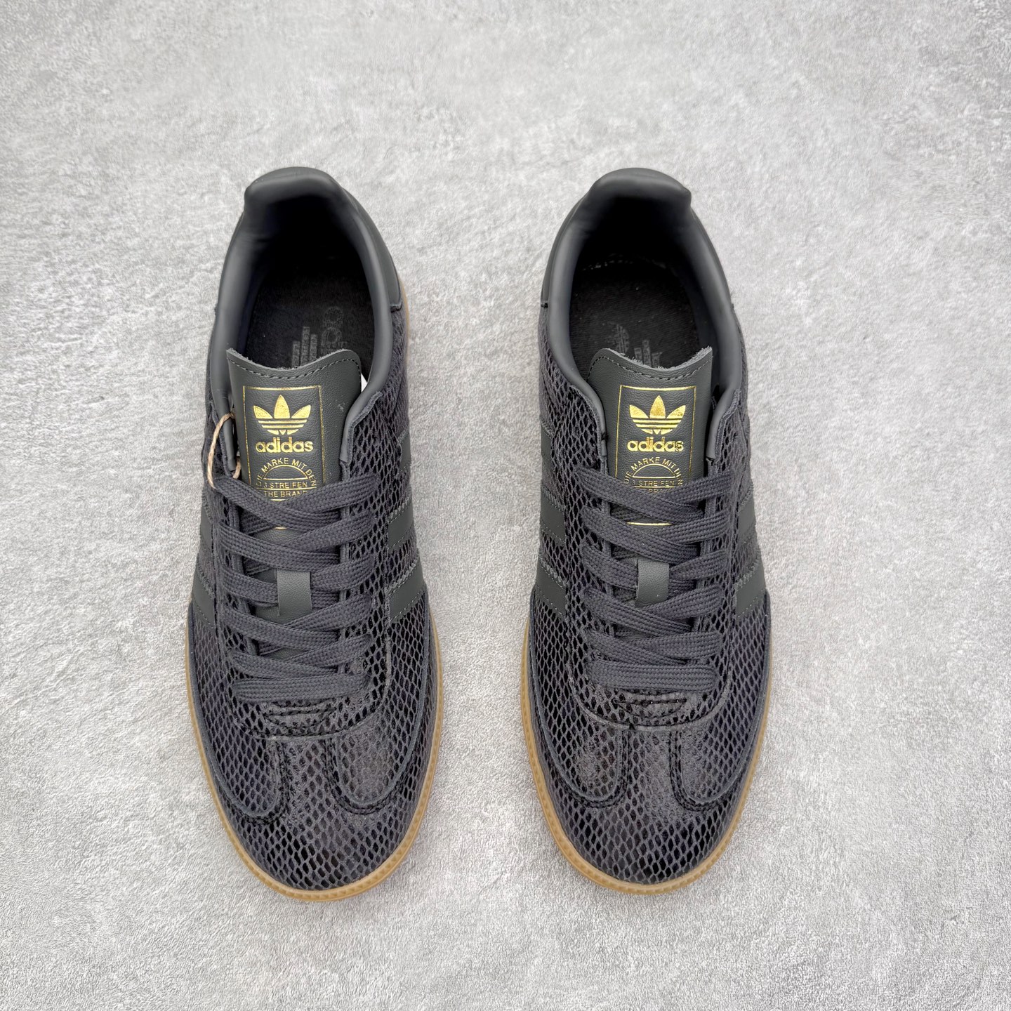 图片[2]-AD Original Samba OG 复古经典轻便板鞋 JQ3532 口碑大厂出品 品控大底版型不断改良更新 全套原纸板楦头开发 确保原汁原味 完美呈现桑巴版型 一比一鞋头弧度高度鞋身弧度 此版本只针对中端市场 皮料材质有所更替 其他数据细节工艺流程均保持一致 绝不口嗨 细节品控鞋型随意对比 正确烫金高频细节 原装纳米超迁皮料 独家私模橡胶大底 原盒原配 这款桑巴鞋展示了高质量的工艺 带有装饰的超锁缝制和无缝的手感 柔软、柔软的皮革造型和标志性的3条纹完成了精致的外观 正规合身鞋带 鞋面上有绒面鞋垫 橡胶鞋底 享受正畸套筒软感 自50年代首次亮相以来就一直在赢得粉丝的青睐 尺码：35.5 36 36.5 37.5 38 38.5 39 40 40.5 41 42 42.5 43 44 44.5 45-选品中心