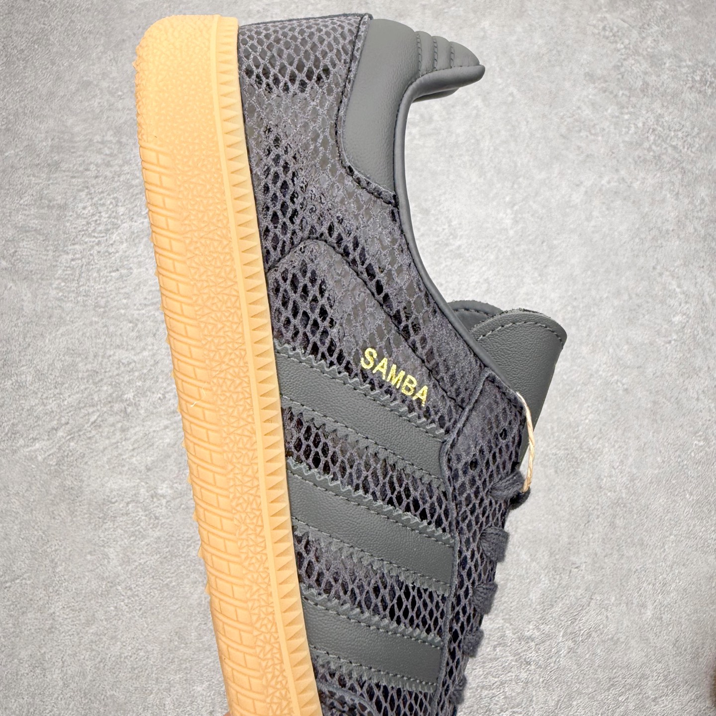 图片[6]-AD Original Samba OG 复古经典轻便板鞋 JQ3532 口碑大厂出品 品控大底版型不断改良更新 全套原纸板楦头开发 确保原汁原味 完美呈现桑巴版型 一比一鞋头弧度高度鞋身弧度 此版本只针对中端市场 皮料材质有所更替 其他数据细节工艺流程均保持一致 绝不口嗨 细节品控鞋型随意对比 正确烫金高频细节 原装纳米超迁皮料 独家私模橡胶大底 原盒原配 这款桑巴鞋展示了高质量的工艺 带有装饰的超锁缝制和无缝的手感 柔软、柔软的皮革造型和标志性的3条纹完成了精致的外观 正规合身鞋带 鞋面上有绒面鞋垫 橡胶鞋底 享受正畸套筒软感 自50年代首次亮相以来就一直在赢得粉丝的青睐 尺码：35.5 36 36.5 37.5 38 38.5 39 40 40.5 41 42 42.5 43 44 44.5 45-选品中心