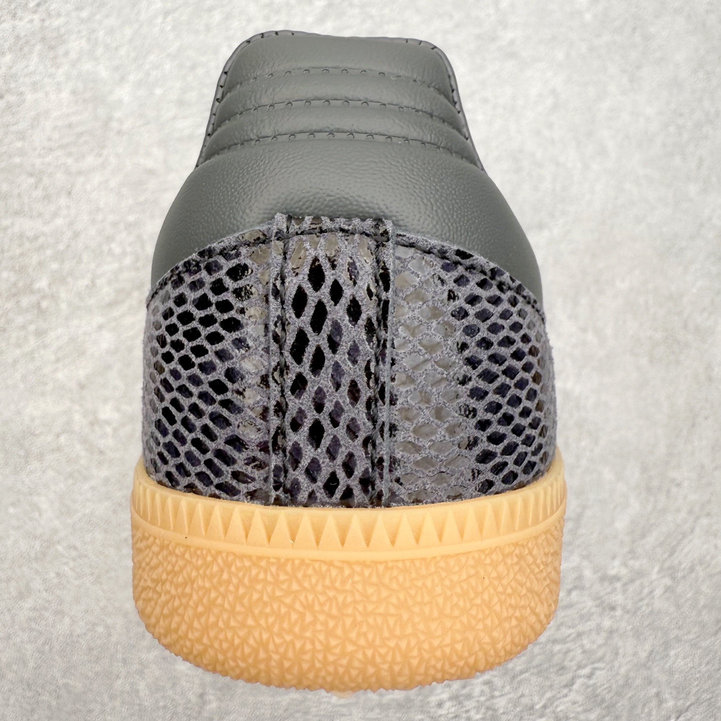 图片[8]-AD Original Samba OG 复古经典轻便板鞋 JQ3532 口碑大厂出品 品控大底版型不断改良更新 全套原纸板楦头开发 确保原汁原味 完美呈现桑巴版型 一比一鞋头弧度高度鞋身弧度 此版本只针对中端市场 皮料材质有所更替 其他数据细节工艺流程均保持一致 绝不口嗨 细节品控鞋型随意对比 正确烫金高频细节 原装纳米超迁皮料 独家私模橡胶大底 原盒原配 这款桑巴鞋展示了高质量的工艺 带有装饰的超锁缝制和无缝的手感 柔软、柔软的皮革造型和标志性的3条纹完成了精致的外观 正规合身鞋带 鞋面上有绒面鞋垫 橡胶鞋底 享受正畸套筒软感 自50年代首次亮相以来就一直在赢得粉丝的青睐 尺码：35.5 36 36.5 37.5 38 38.5 39 40 40.5 41 42 42.5 43 44 44.5 45-选品中心