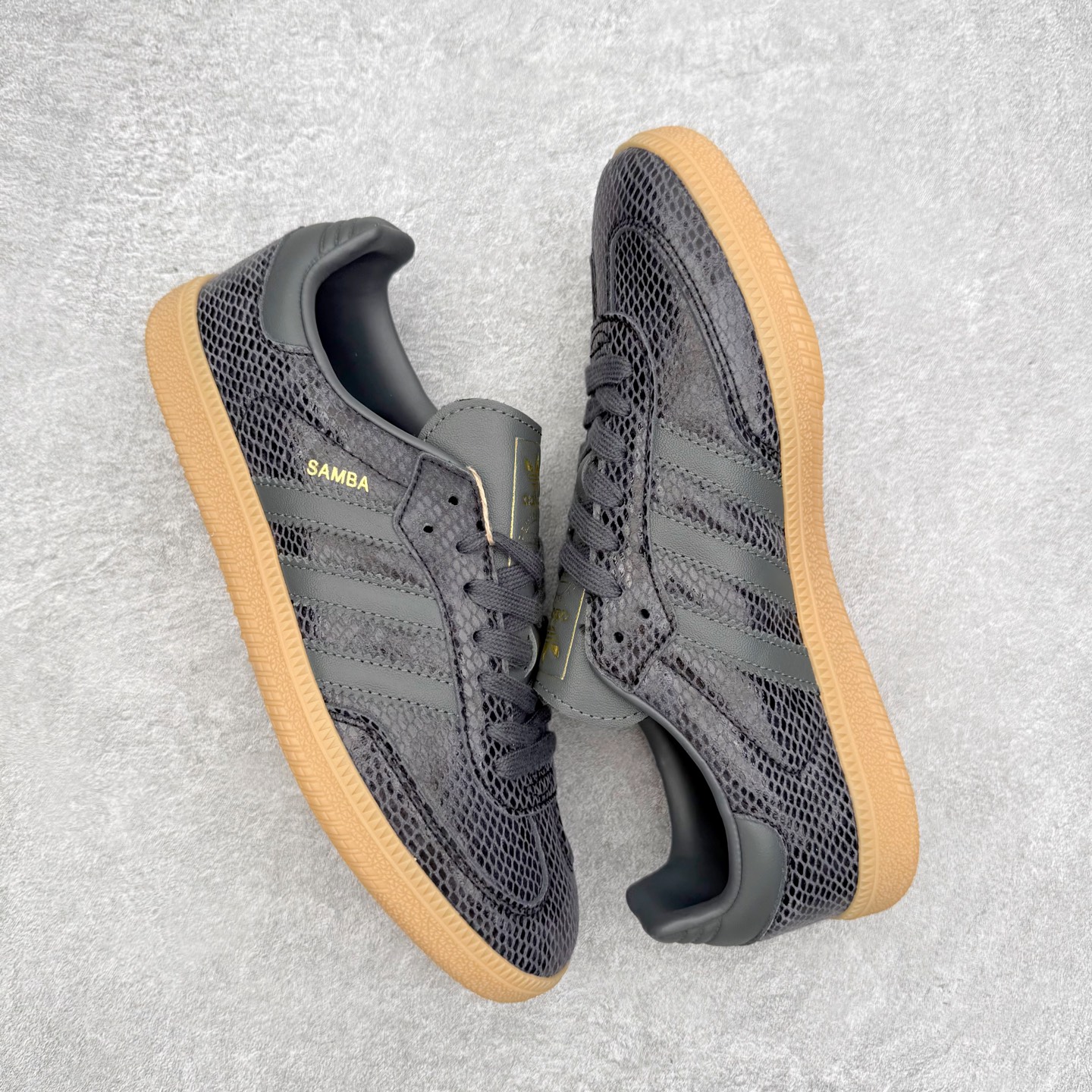 图片[3]-AD Original Samba OG 复古经典轻便板鞋 JQ3532 口碑大厂出品 品控大底版型不断改良更新 全套原纸板楦头开发 确保原汁原味 完美呈现桑巴版型 一比一鞋头弧度高度鞋身弧度 此版本只针对中端市场 皮料材质有所更替 其他数据细节工艺流程均保持一致 绝不口嗨 细节品控鞋型随意对比 正确烫金高频细节 原装纳米超迁皮料 独家私模橡胶大底 原盒原配 这款桑巴鞋展示了高质量的工艺 带有装饰的超锁缝制和无缝的手感 柔软、柔软的皮革造型和标志性的3条纹完成了精致的外观 正规合身鞋带 鞋面上有绒面鞋垫 橡胶鞋底 享受正畸套筒软感 自50年代首次亮相以来就一直在赢得粉丝的青睐 尺码：35.5 36 36.5 37.5 38 38.5 39 40 40.5 41 42 42.5 43 44 44.5 45-选品中心