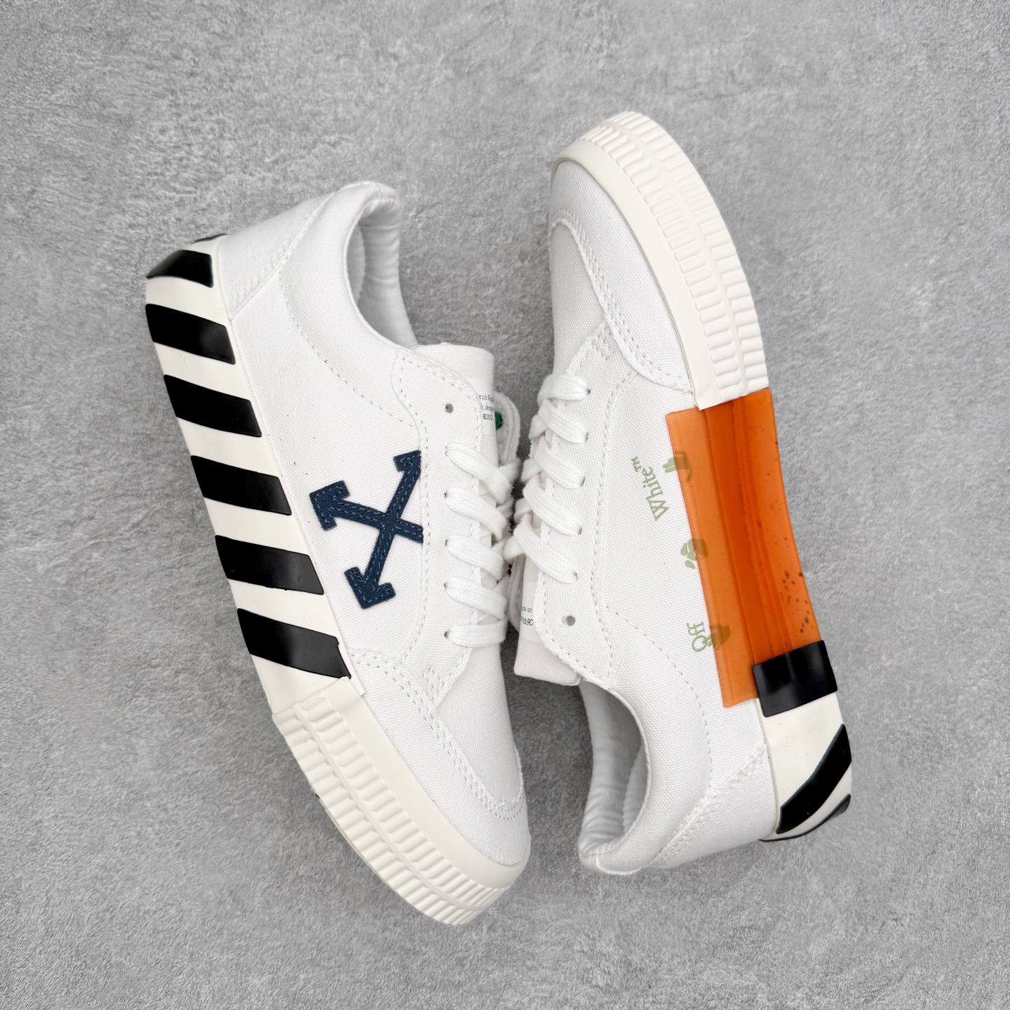 图片[3]-OFF-WHITE OW舒适百搭防滑耐磨低帮板鞋 Off-White由才华横溢的Virgil Abloh于2013年创立。这位美国设计师既是建筑系硕士生，也是一名DJ，更是著名的Kanye West的创意总监。他以都市奢华风格惊艳了众人，并且“以典雅方法演绎当代风尚”，设计出一件又一件备受追捧的作品。Off-White别具特色的卫衣、腰带、夹克、T恤等单品俨然已成为了时尚的代名词。前卫潮流的设计、充满趣味的细节以及别出心裁的剪裁使Off-White传达出浓厚的时尚气质，是打造摩登造型不容忽视的品牌。实拍调校N版已经零色差零失真 百分百还原实物色彩所见即所得 不存在货不对板色差等低级问题 选购参考实物拍摄 不混卖不参货 只用心做好货严格选品 承诺混一赔十 尺码：36 36.5 37.5 38 38.5 39 40 40.5 41 42 42.5 43 44 44.5 45 46 47-选品中心