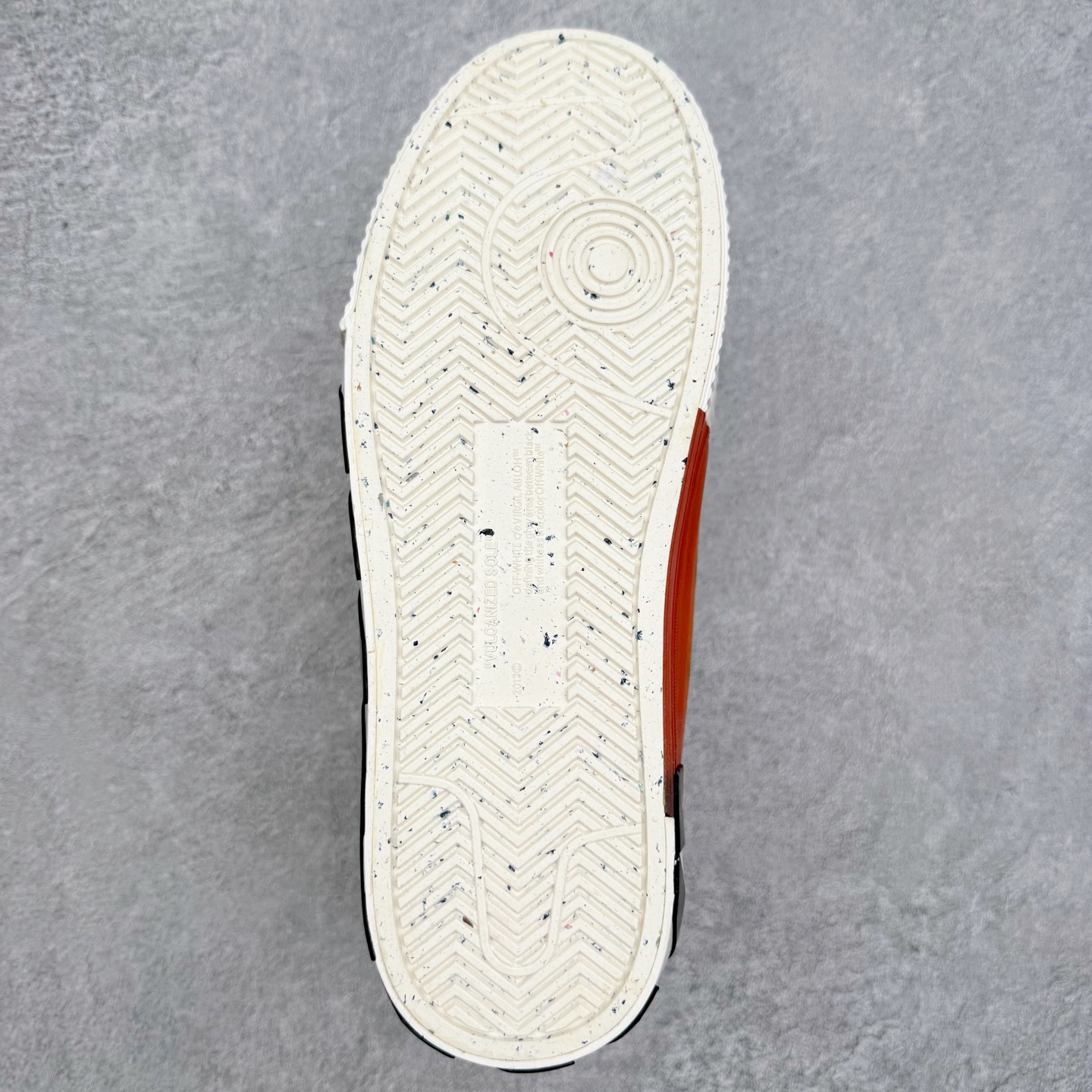 图片[9]-OFF-WHITE OW舒适百搭防滑耐磨低帮板鞋 Off-White由才华横溢的Virgil Abloh于2013年创立。这位美国设计师既是建筑系硕士生，也是一名DJ，更是著名的Kanye West的创意总监。他以都市奢华风格惊艳了众人，并且“以典雅方法演绎当代风尚”，设计出一件又一件备受追捧的作品。Off-White别具特色的卫衣、腰带、夹克、T恤等单品俨然已成为了时尚的代名词。前卫潮流的设计、充满趣味的细节以及别出心裁的剪裁使Off-White传达出浓厚的时尚气质，是打造摩登造型不容忽视的品牌。实拍调校N版已经零色差零失真 百分百还原实物色彩所见即所得 不存在货不对板色差等低级问题 选购参考实物拍摄 不混卖不参货 只用心做好货严格选品 承诺混一赔十 尺码：36 36.5 37.5 38 38.5 39 40 40.5 41 42 42.5 43 44 44.5 45 46 47-选品中心