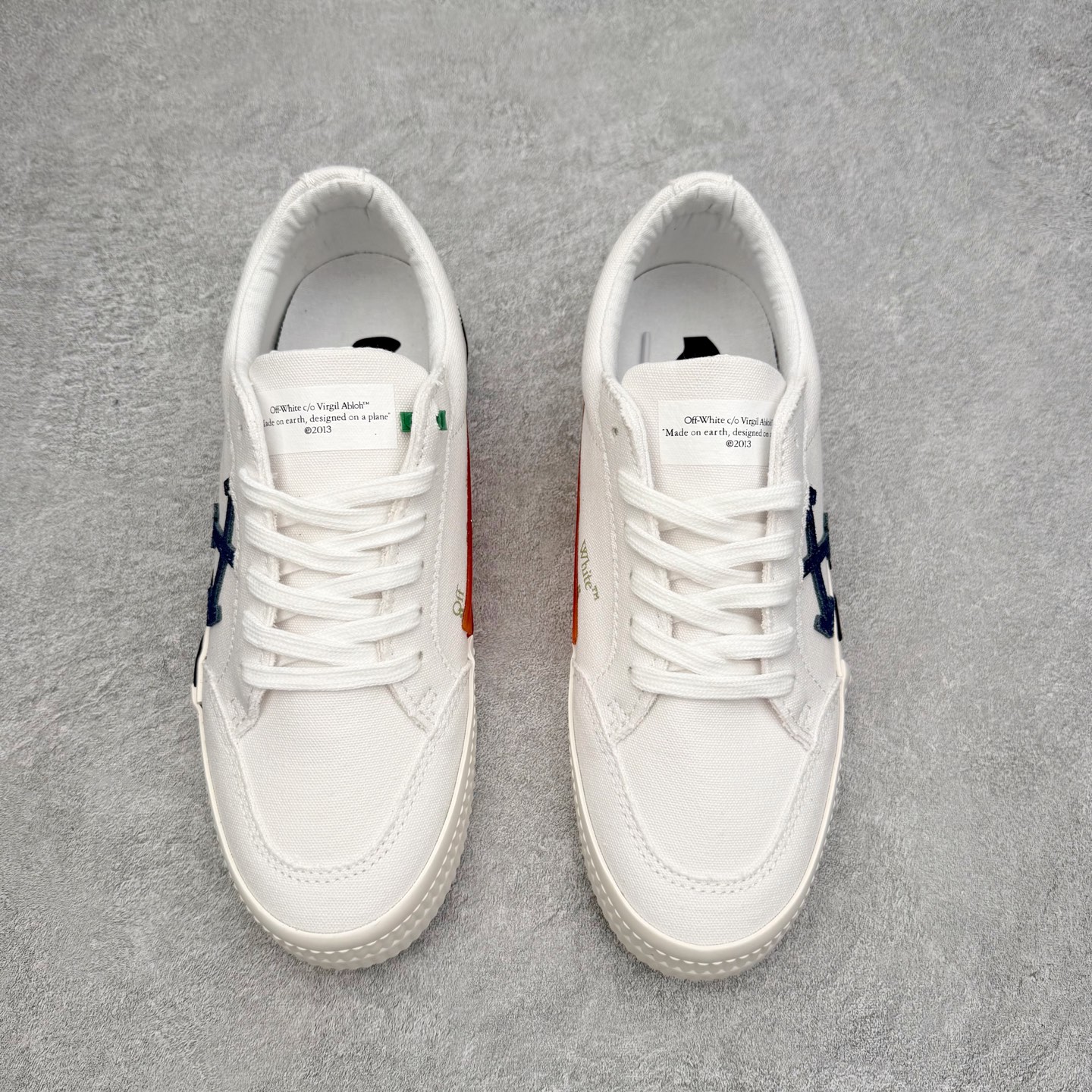 图片[2]-OFF-WHITE OW舒适百搭防滑耐磨低帮板鞋 Off-White由才华横溢的Virgil Abloh于2013年创立。这位美国设计师既是建筑系硕士生，也是一名DJ，更是著名的Kanye West的创意总监。他以都市奢华风格惊艳了众人，并且“以典雅方法演绎当代风尚”，设计出一件又一件备受追捧的作品。Off-White别具特色的卫衣、腰带、夹克、T恤等单品俨然已成为了时尚的代名词。前卫潮流的设计、充满趣味的细节以及别出心裁的剪裁使Off-White传达出浓厚的时尚气质，是打造摩登造型不容忽视的品牌。实拍调校N版已经零色差零失真 百分百还原实物色彩所见即所得 不存在货不对板色差等低级问题 选购参考实物拍摄 不混卖不参货 只用心做好货严格选品 承诺混一赔十 尺码：36 36.5 37.5 38 38.5 39 40 40.5 41 42 42.5 43 44 44.5 45 46 47-选品中心