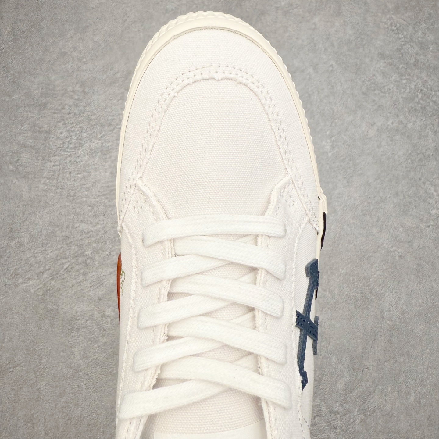 图片[4]-OFF-WHITE OW舒适百搭防滑耐磨低帮板鞋 Off-White由才华横溢的Virgil Abloh于2013年创立。这位美国设计师既是建筑系硕士生，也是一名DJ，更是著名的Kanye West的创意总监。他以都市奢华风格惊艳了众人，并且“以典雅方法演绎当代风尚”，设计出一件又一件备受追捧的作品。Off-White别具特色的卫衣、腰带、夹克、T恤等单品俨然已成为了时尚的代名词。前卫潮流的设计、充满趣味的细节以及别出心裁的剪裁使Off-White传达出浓厚的时尚气质，是打造摩登造型不容忽视的品牌。实拍调校N版已经零色差零失真 百分百还原实物色彩所见即所得 不存在货不对板色差等低级问题 选购参考实物拍摄 不混卖不参货 只用心做好货严格选品 承诺混一赔十 尺码：36 36.5 37.5 38 38.5 39 40 40.5 41 42 42.5 43 44 44.5 45 46 47-选品中心