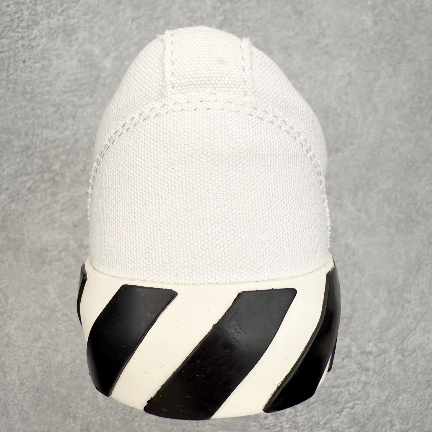 图片[8]-OFF-WHITE OW舒适百搭防滑耐磨低帮板鞋 Off-White由才华横溢的Virgil Abloh于2013年创立。这位美国设计师既是建筑系硕士生，也是一名DJ，更是著名的Kanye West的创意总监。他以都市奢华风格惊艳了众人，并且“以典雅方法演绎当代风尚”，设计出一件又一件备受追捧的作品。Off-White别具特色的卫衣、腰带、夹克、T恤等单品俨然已成为了时尚的代名词。前卫潮流的设计、充满趣味的细节以及别出心裁的剪裁使Off-White传达出浓厚的时尚气质，是打造摩登造型不容忽视的品牌。实拍调校N版已经零色差零失真 百分百还原实物色彩所见即所得 不存在货不对板色差等低级问题 选购参考实物拍摄 不混卖不参货 只用心做好货严格选品 承诺混一赔十 尺码：36 36.5 37.5 38 38.5 39 40 40.5 41 42 42.5 43 44 44.5 45 46 47-选品中心