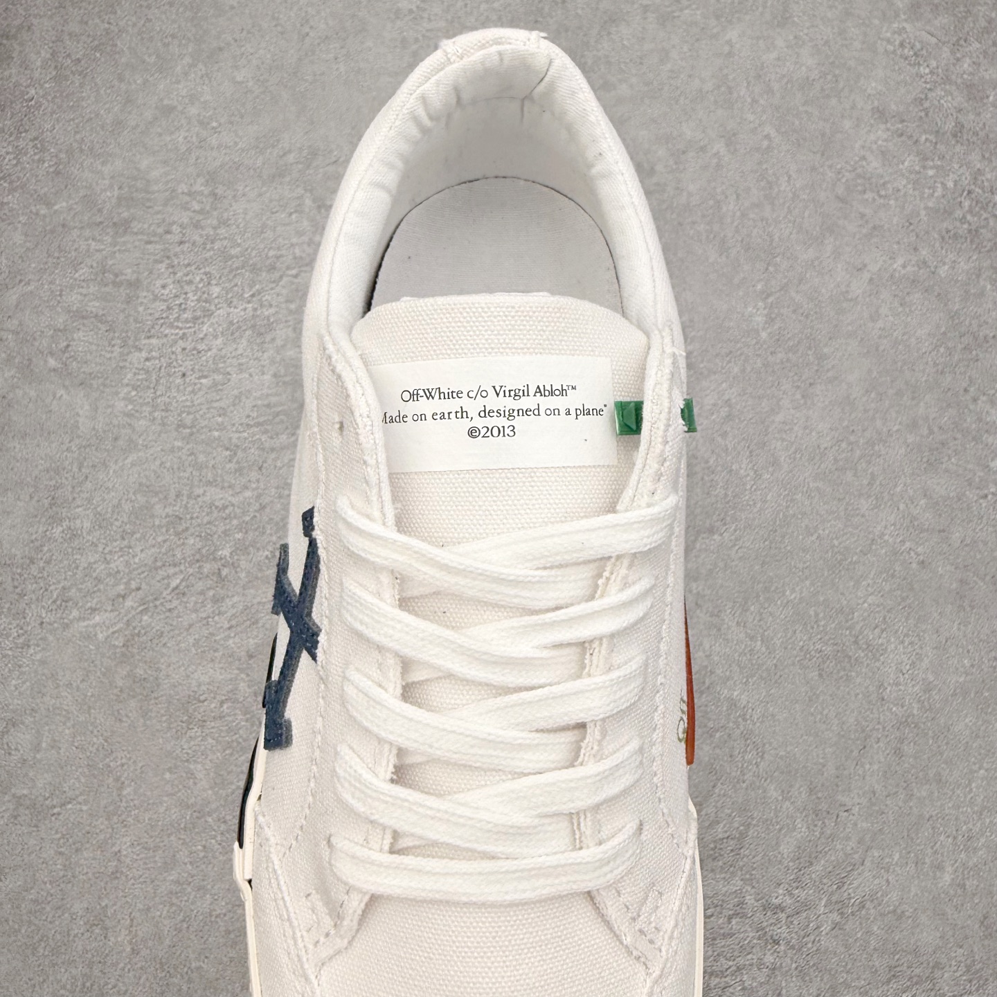 图片[5]-OFF-WHITE OW舒适百搭防滑耐磨低帮板鞋 Off-White由才华横溢的Virgil Abloh于2013年创立。这位美国设计师既是建筑系硕士生，也是一名DJ，更是著名的Kanye West的创意总监。他以都市奢华风格惊艳了众人，并且“以典雅方法演绎当代风尚”，设计出一件又一件备受追捧的作品。Off-White别具特色的卫衣、腰带、夹克、T恤等单品俨然已成为了时尚的代名词。前卫潮流的设计、充满趣味的细节以及别出心裁的剪裁使Off-White传达出浓厚的时尚气质，是打造摩登造型不容忽视的品牌。实拍调校N版已经零色差零失真 百分百还原实物色彩所见即所得 不存在货不对板色差等低级问题 选购参考实物拍摄 不混卖不参货 只用心做好货严格选品 承诺混一赔十 尺码：36 36.5 37.5 38 38.5 39 40 40.5 41 42 42.5 43 44 44.5 45 46 47-选品中心