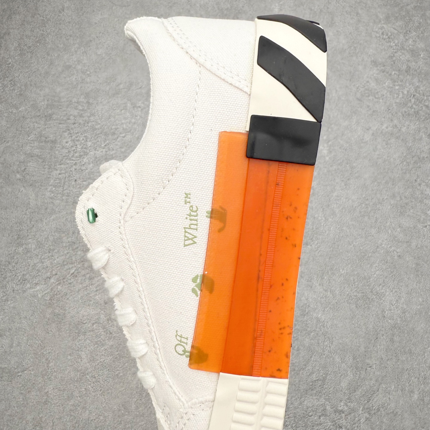 图片[7]-OFF-WHITE OW舒适百搭防滑耐磨低帮板鞋 Off-White由才华横溢的Virgil Abloh于2013年创立。这位美国设计师既是建筑系硕士生，也是一名DJ，更是著名的Kanye West的创意总监。他以都市奢华风格惊艳了众人，并且“以典雅方法演绎当代风尚”，设计出一件又一件备受追捧的作品。Off-White别具特色的卫衣、腰带、夹克、T恤等单品俨然已成为了时尚的代名词。前卫潮流的设计、充满趣味的细节以及别出心裁的剪裁使Off-White传达出浓厚的时尚气质，是打造摩登造型不容忽视的品牌。实拍调校N版已经零色差零失真 百分百还原实物色彩所见即所得 不存在货不对板色差等低级问题 选购参考实物拍摄 不混卖不参货 只用心做好货严格选品 承诺混一赔十 尺码：36 36.5 37.5 38 38.5 39 40 40.5 41 42 42.5 43 44 44.5 45 46 47-选品中心