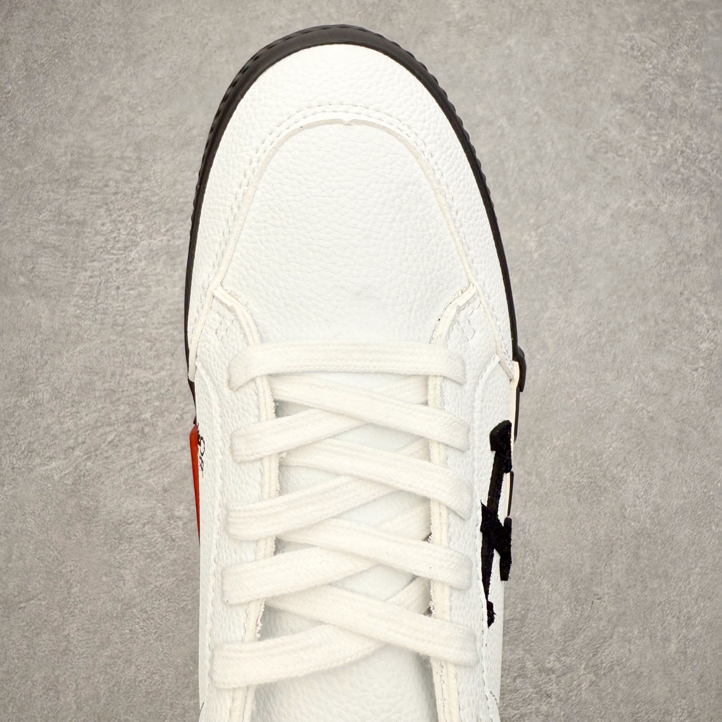图片[4]-OFF-WHITE OW舒适百搭防滑耐磨低帮板鞋 Off-White由才华横溢的Virgil Abloh于2013年创立。这位美国设计师既是建筑系硕士生，也是一名DJ，更是著名的Kanye West的创意总监。他以都市奢华风格惊艳了众人，并且“以典雅方法演绎当代风尚”，设计出一件又一件备受追捧的作品。Off-White别具特色的卫衣、腰带、夹克、T恤等单品俨然已成为了时尚的代名词。前卫潮流的设计、充满趣味的细节以及别出心裁的剪裁使Off-White传达出浓厚的时尚气质，是打造摩登造型不容忽视的品牌。实拍调校N版已经零色差零失真 百分百还原实物色彩所见即所得 不存在货不对板色差等低级问题 选购参考实物拍摄 不混卖不参货 只用心做好货严格选品 承诺混一赔十 尺码：36 36.5 37.5 38 38.5 39 40 40.5 41 42 42.5 43 44 44.5 45 46 47-选品中心