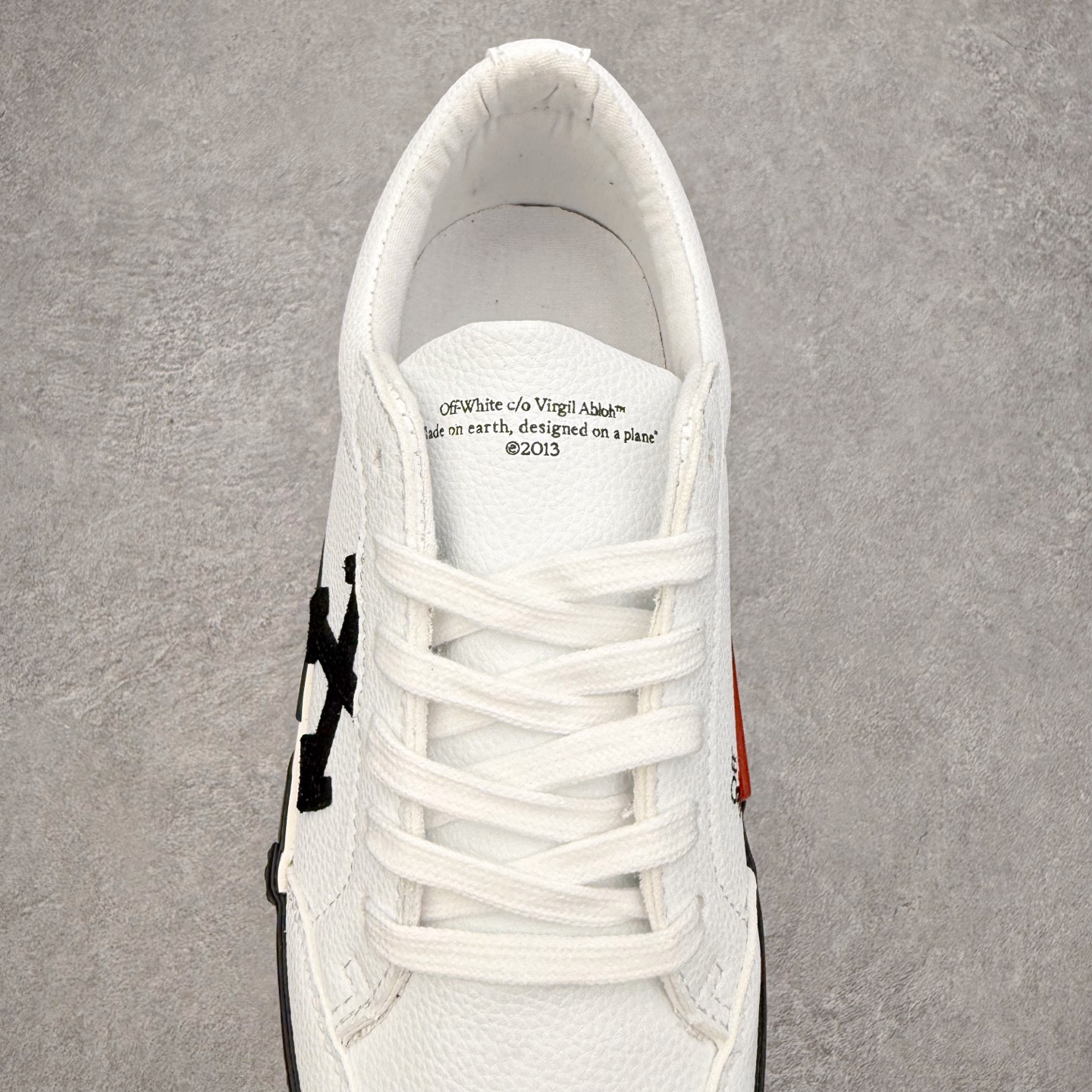 图片[5]-OFF-WHITE OW舒适百搭防滑耐磨低帮板鞋 Off-White由才华横溢的Virgil Abloh于2013年创立。这位美国设计师既是建筑系硕士生，也是一名DJ，更是著名的Kanye West的创意总监。他以都市奢华风格惊艳了众人，并且“以典雅方法演绎当代风尚”，设计出一件又一件备受追捧的作品。Off-White别具特色的卫衣、腰带、夹克、T恤等单品俨然已成为了时尚的代名词。前卫潮流的设计、充满趣味的细节以及别出心裁的剪裁使Off-White传达出浓厚的时尚气质，是打造摩登造型不容忽视的品牌。实拍调校N版已经零色差零失真 百分百还原实物色彩所见即所得 不存在货不对板色差等低级问题 选购参考实物拍摄 不混卖不参货 只用心做好货严格选品 承诺混一赔十 尺码：36 36.5 37.5 38 38.5 39 40 40.5 41 42 42.5 43 44 44.5 45 46 47-选品中心