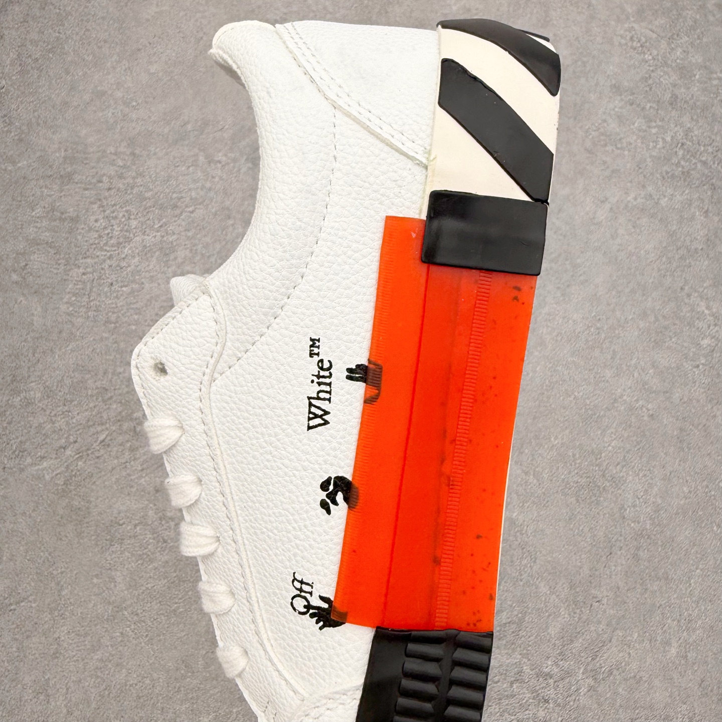 图片[7]-OFF-WHITE OW舒适百搭防滑耐磨低帮板鞋 Off-White由才华横溢的Virgil Abloh于2013年创立。这位美国设计师既是建筑系硕士生，也是一名DJ，更是著名的Kanye West的创意总监。他以都市奢华风格惊艳了众人，并且“以典雅方法演绎当代风尚”，设计出一件又一件备受追捧的作品。Off-White别具特色的卫衣、腰带、夹克、T恤等单品俨然已成为了时尚的代名词。前卫潮流的设计、充满趣味的细节以及别出心裁的剪裁使Off-White传达出浓厚的时尚气质，是打造摩登造型不容忽视的品牌。实拍调校N版已经零色差零失真 百分百还原实物色彩所见即所得 不存在货不对板色差等低级问题 选购参考实物拍摄 不混卖不参货 只用心做好货严格选品 承诺混一赔十 尺码：36 36.5 37.5 38 38.5 39 40 40.5 41 42 42.5 43 44 44.5 45 46 47-选品中心